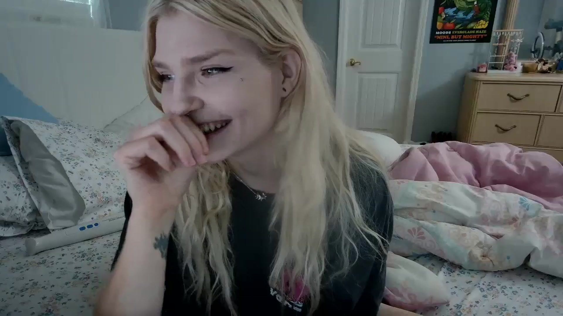 Gallery image thumbnail from DuckChan0's myfreecams stream on, 05/12/2024, 22:40 image 15 of 20