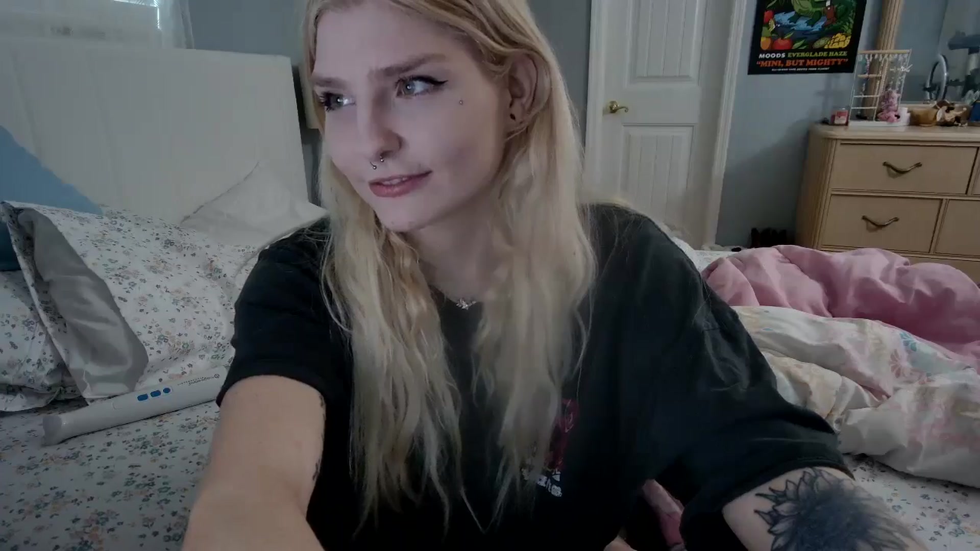 Gallery image thumbnail from DuckChan0's myfreecams stream on, 05/12/2024, 22:40 image 19 of 20