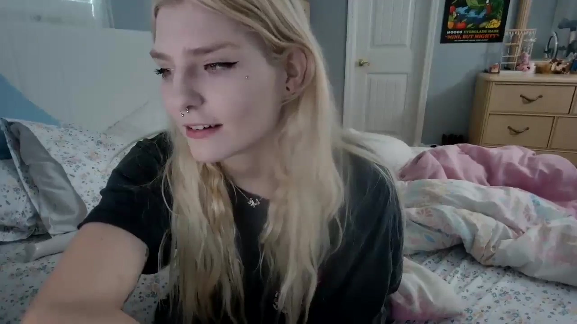 Gallery image thumbnail from DuckChan0's myfreecams stream on, 05/12/2024, 22:40 image 18 of 20