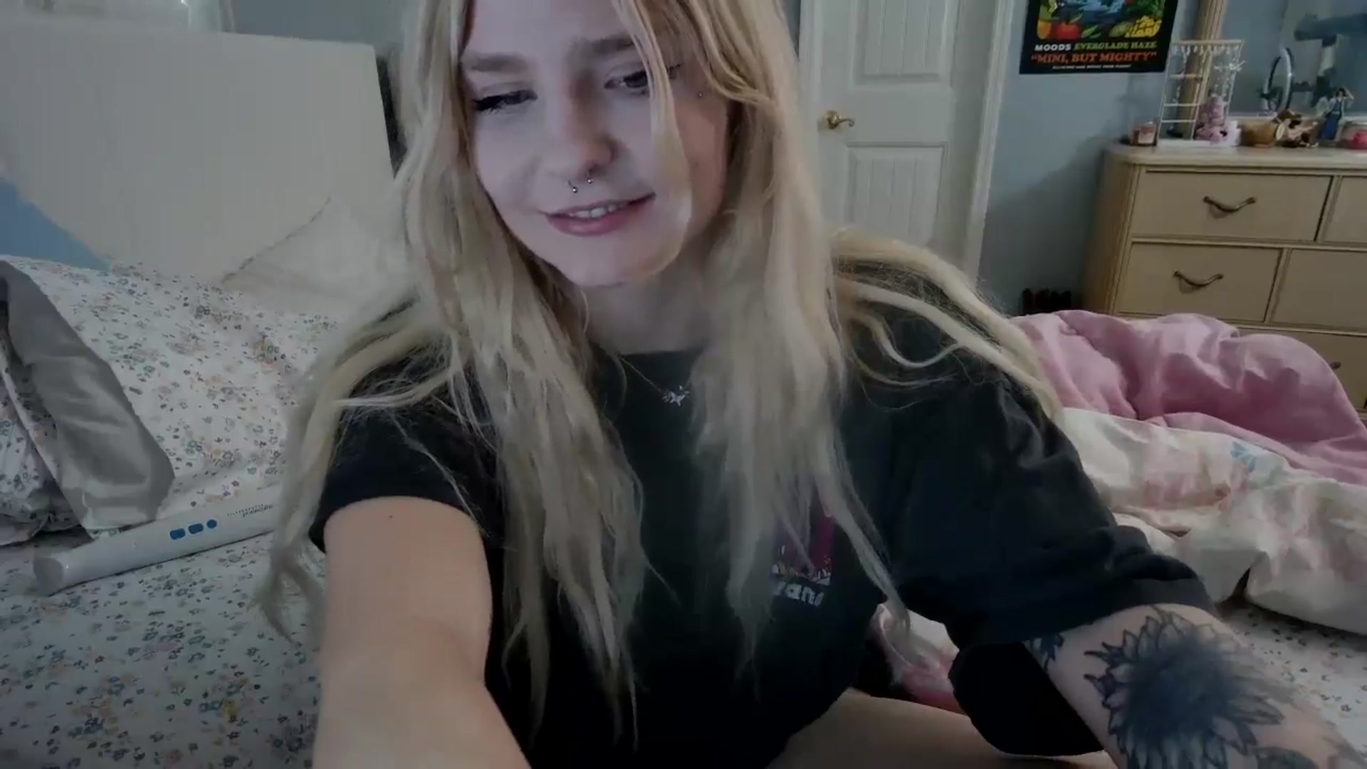 Gallery image thumbnail from DuckChan0's myfreecams stream on, 05/12/2024, 22:40 image 3 of 20
