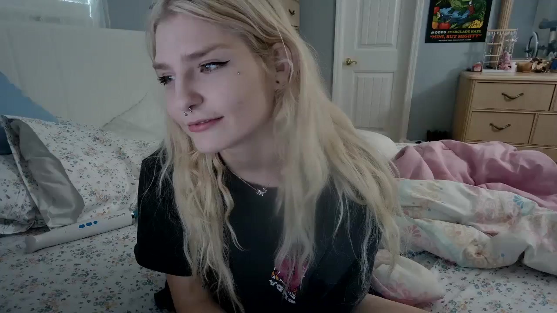Gallery image thumbnail from DuckChan0's myfreecams stream on, 05/12/2024, 22:40 image 13 of 20