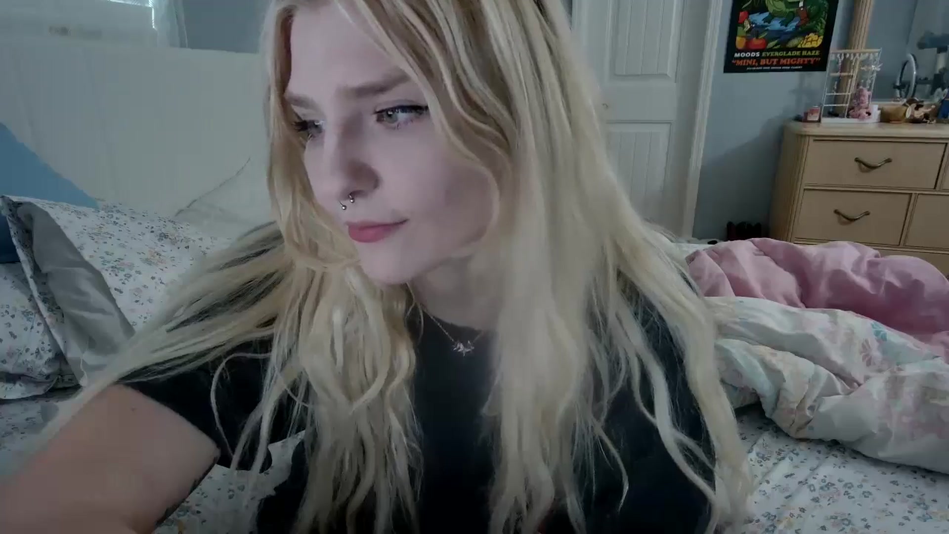 Gallery image thumbnail from DuckChan0's myfreecams stream on, 05/12/2024, 22:40 image 17 of 20