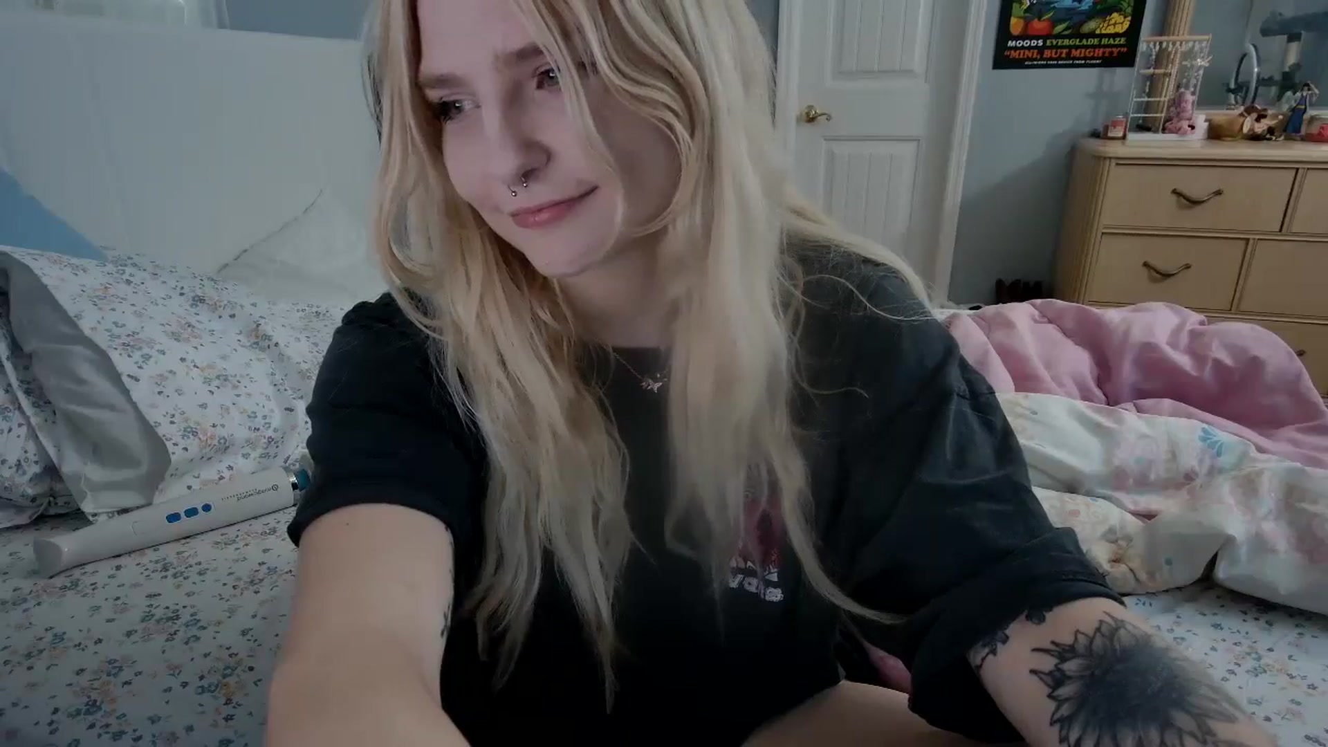 Gallery image thumbnail from DuckChan0's myfreecams stream on, 05/12/2024, 22:40 image 4 of 20