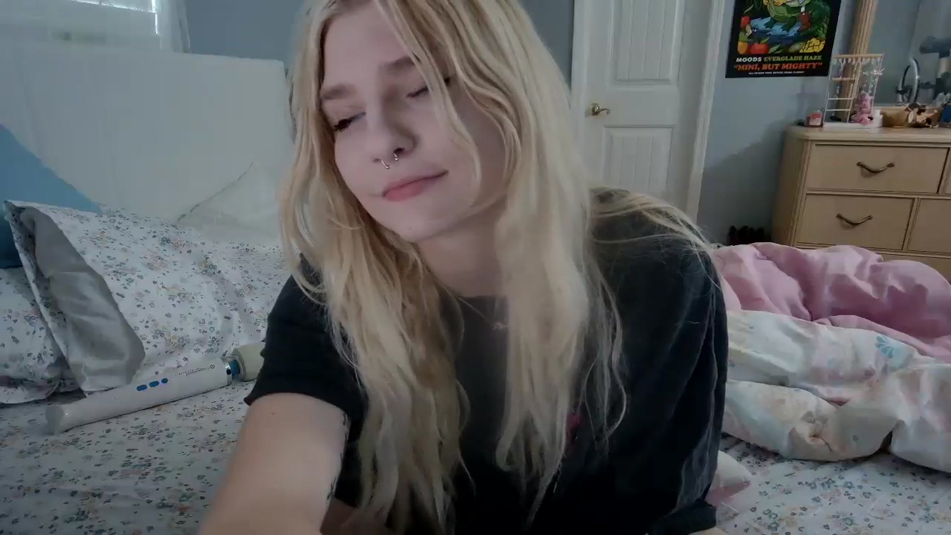 Gallery image thumbnail from DuckChan0's myfreecams stream on, 05/12/2024, 22:40 image 6 of 20