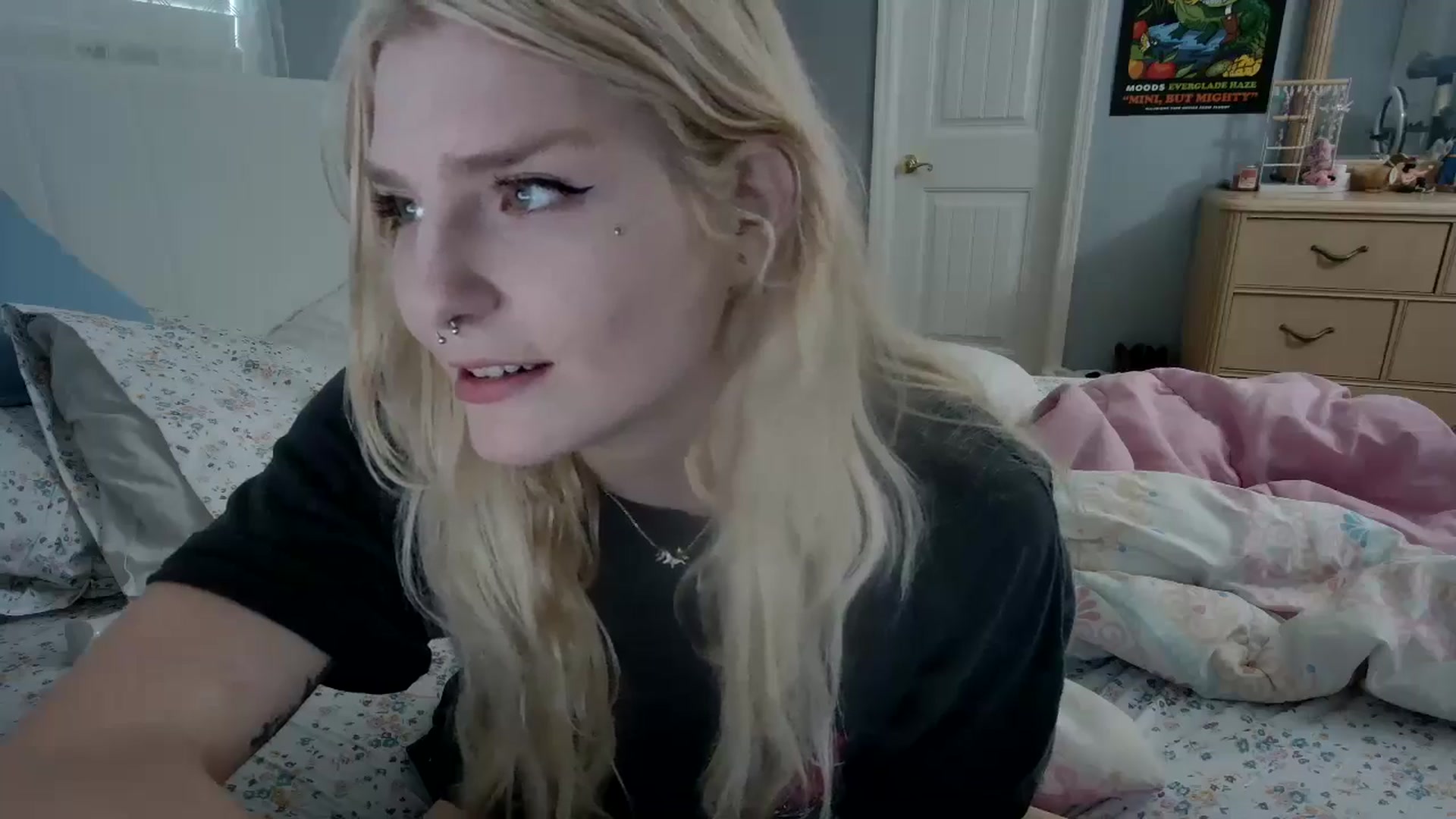 Gallery image thumbnail from DuckChan0's myfreecams stream on, 05/12/2024, 22:40 image 9 of 20