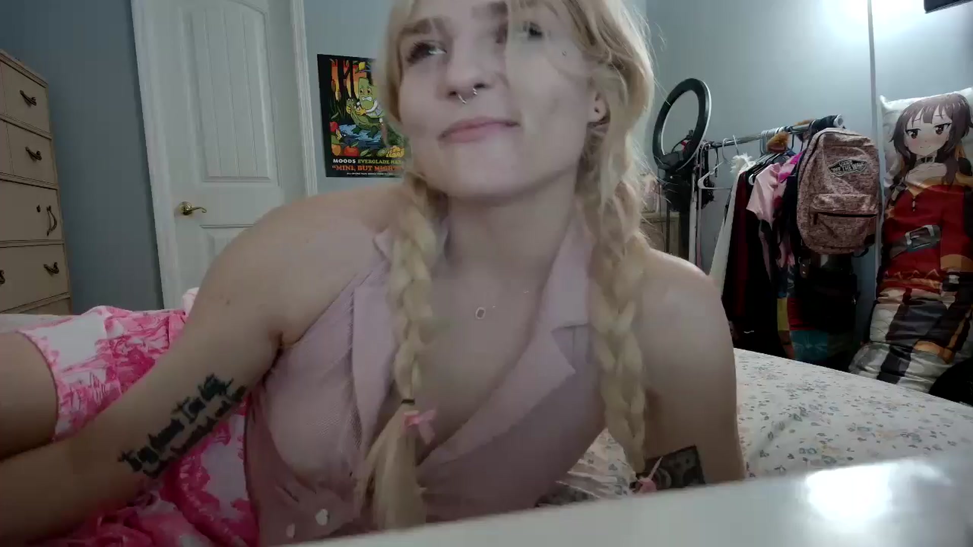 Gallery image thumbnail from DuckChan0's myfreecams stream on, 05/15/2024, 16:44 image 15 of 20