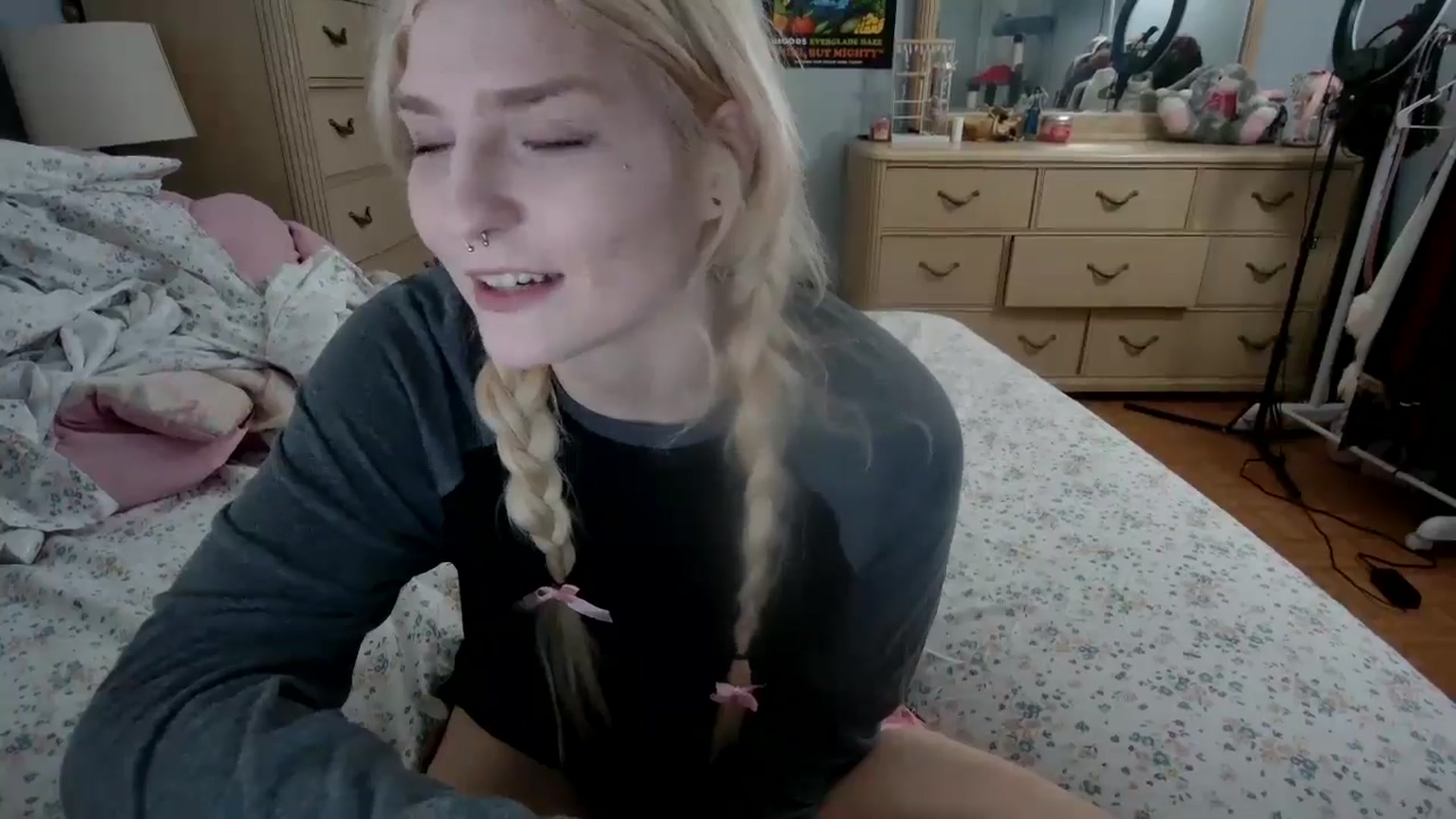 Gallery image thumbnail from DuckChan0's myfreecams stream on, 05/15/2024, 17:15 image 5 of 20