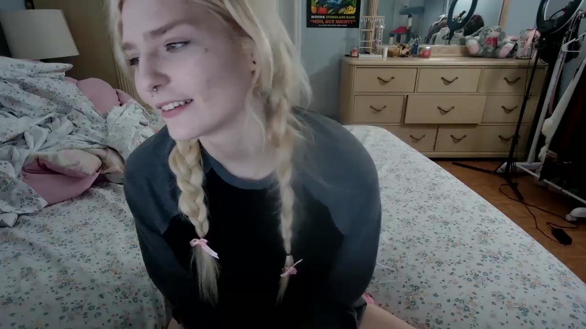 Gallery image thumbnail from DuckChan0's myfreecams stream on, 05/15/2024, 17:15 image 6 of 20