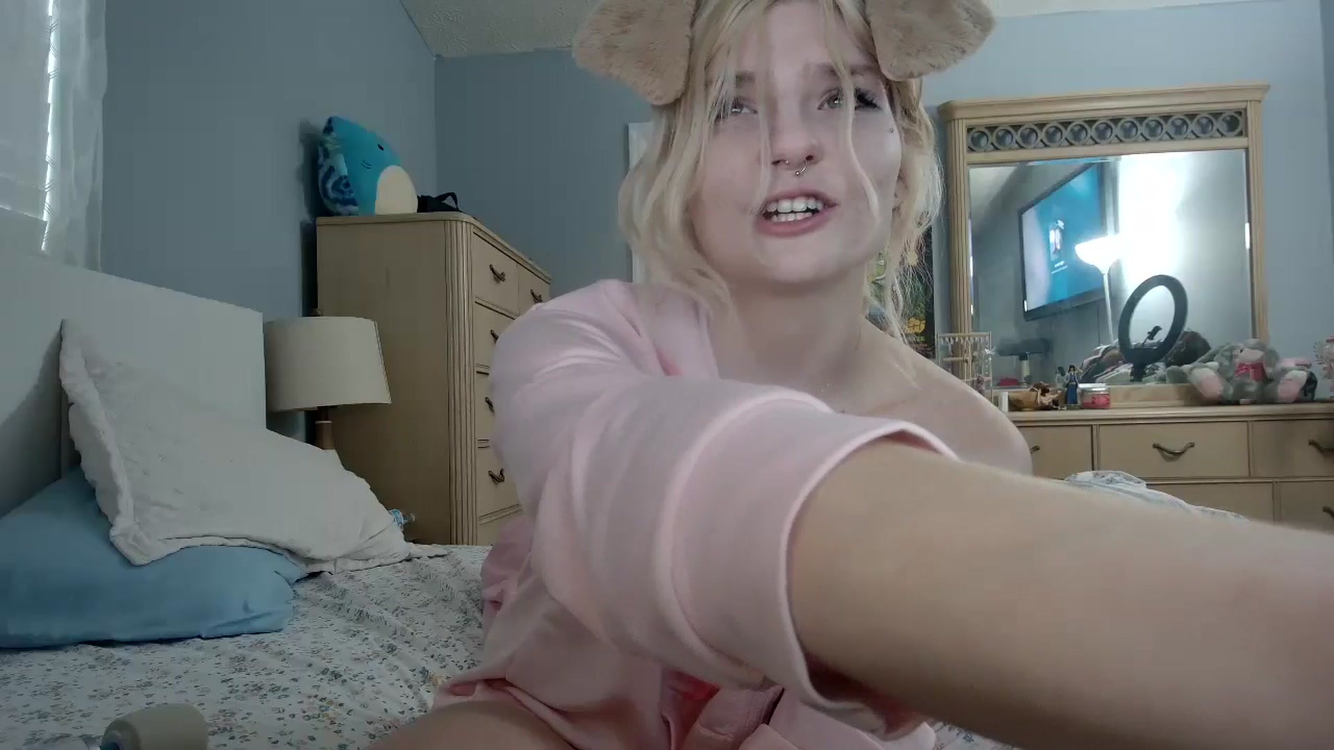 Gallery image thumbnail from DuckChan0's myfreecams stream on, 05/15/2024, 22:44 image 16 of 20
