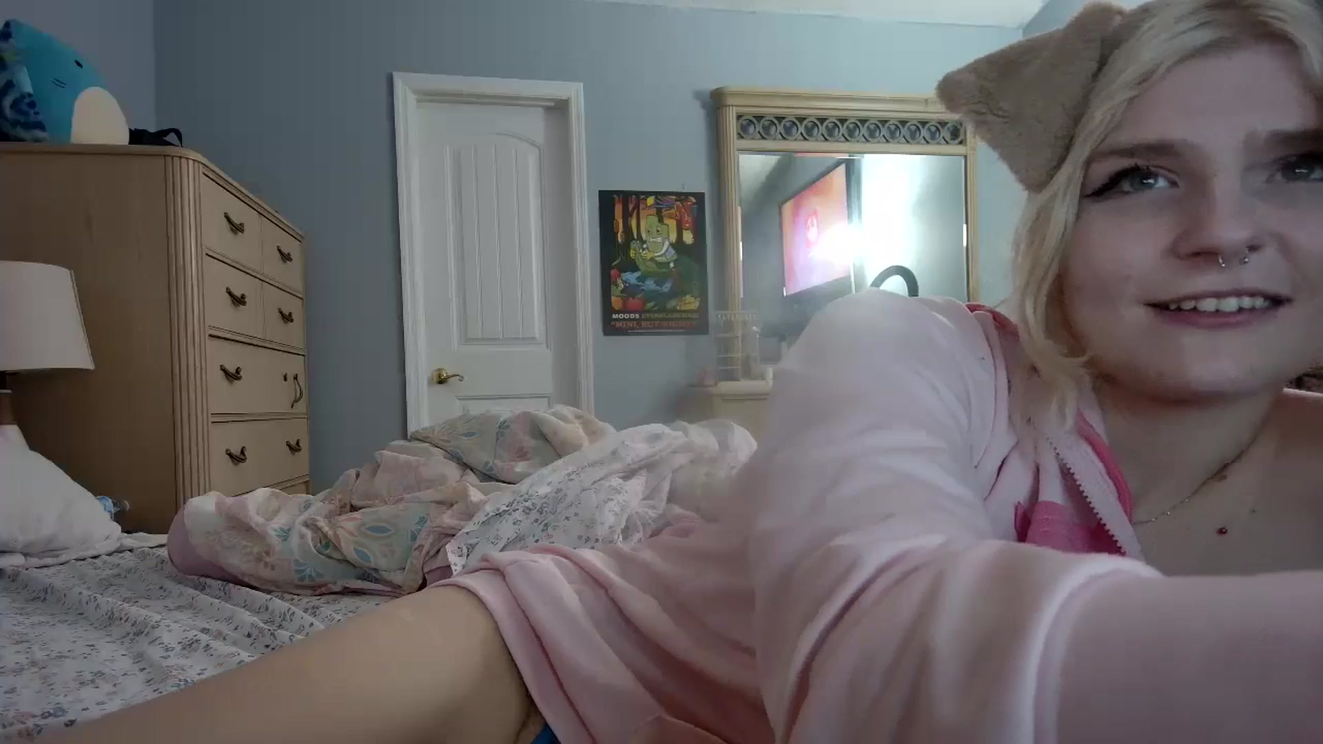 Gallery image thumbnail from DuckChan0's myfreecams stream on, 05/15/2024, 23:35 image 12 of 20