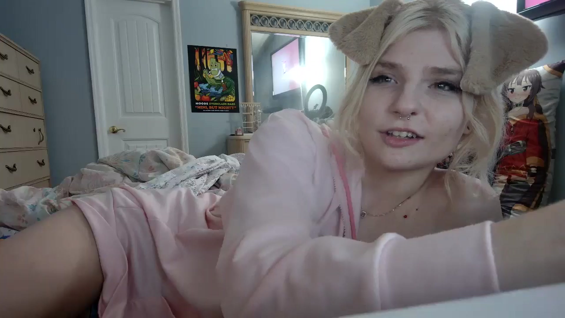 Gallery image thumbnail from DuckChan0's myfreecams stream on, 05/16/2024, 24:42 image 2 of 20