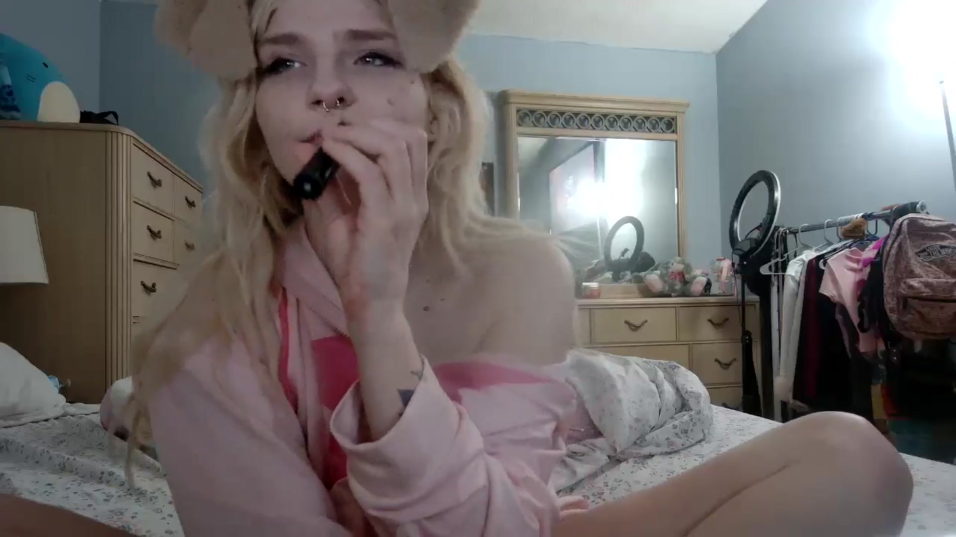 Gallery image thumbnail from DuckChan0's myfreecams stream on, 05/16/2024, 24:42 image 12 of 20