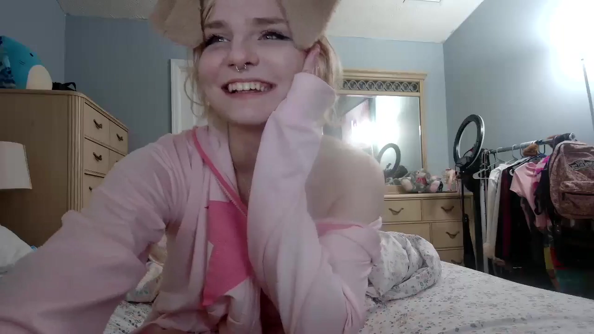 Gallery image thumbnail from DuckChan0's myfreecams stream on, 05/16/2024, 24:42 image 8 of 20