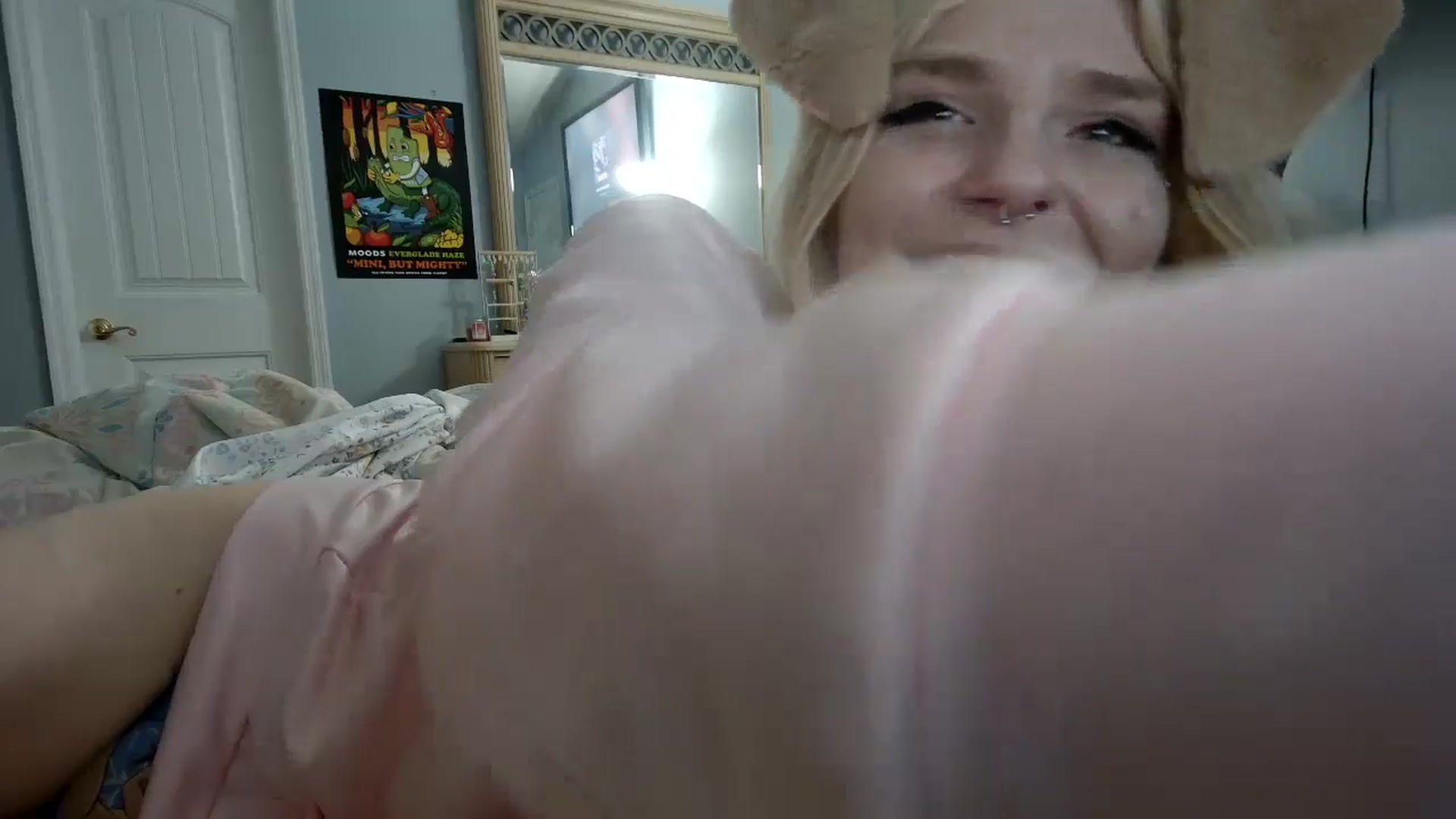 Gallery image thumbnail from DuckChan0's myfreecams stream on, 05/16/2024, 24:42 image 13 of 20