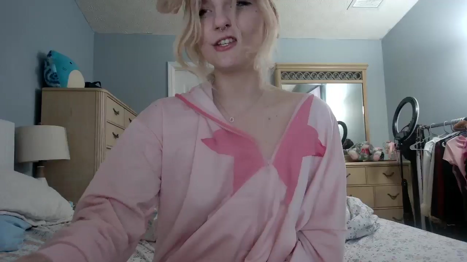 Gallery image thumbnail from DuckChan0's myfreecams stream on, 05/16/2024, 24:42 image 3 of 20