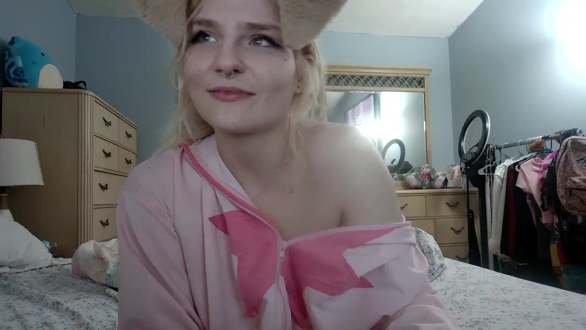 Gallery image thumbnail from DuckChan0's myfreecams stream on, 05/16/2024, 24:42 image 5 of 20