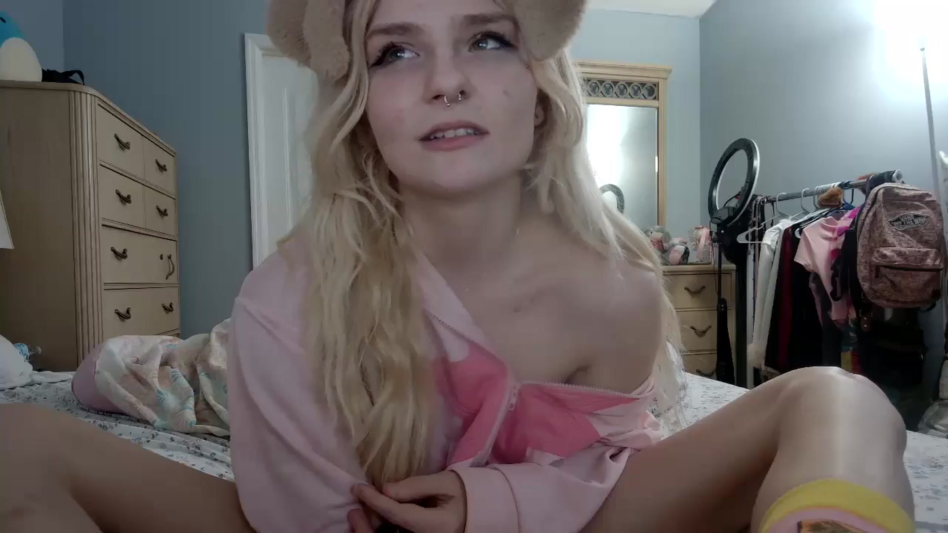 Gallery image thumbnail from DuckChan0's myfreecams stream on, 05/16/2024, 24:42 image 17 of 20