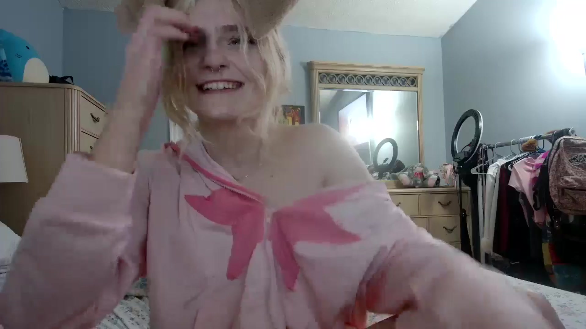 Gallery image thumbnail from DuckChan0's myfreecams stream on, 05/16/2024, 24:42 image 4 of 20