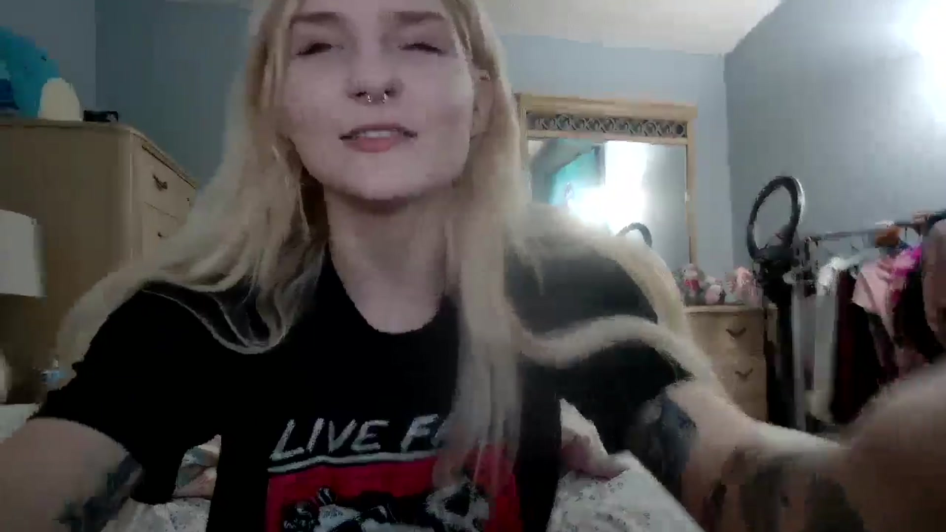 Gallery image thumbnail from DuckChan0's myfreecams stream on, 05/16/2024, 23:15 image 18 of 20