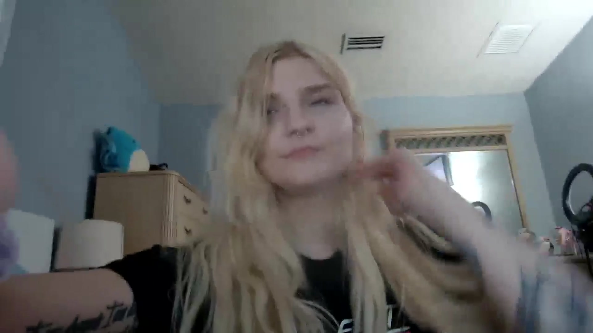 Gallery image thumbnail from DuckChan0's myfreecams stream on, 05/16/2024, 23:15 image 15 of 20