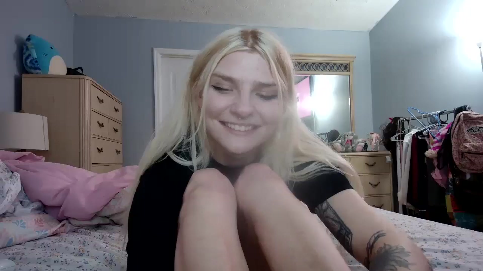 Gallery image thumbnail from DuckChan0's myfreecams stream on, 05/18/2024, 24:07 image 17 of 20