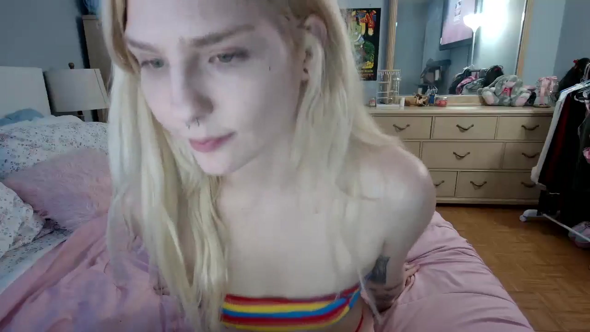 Gallery image thumbnail from DuckChan0's myfreecams stream on, 05/19/2024, 24:02 image 19 of 20
