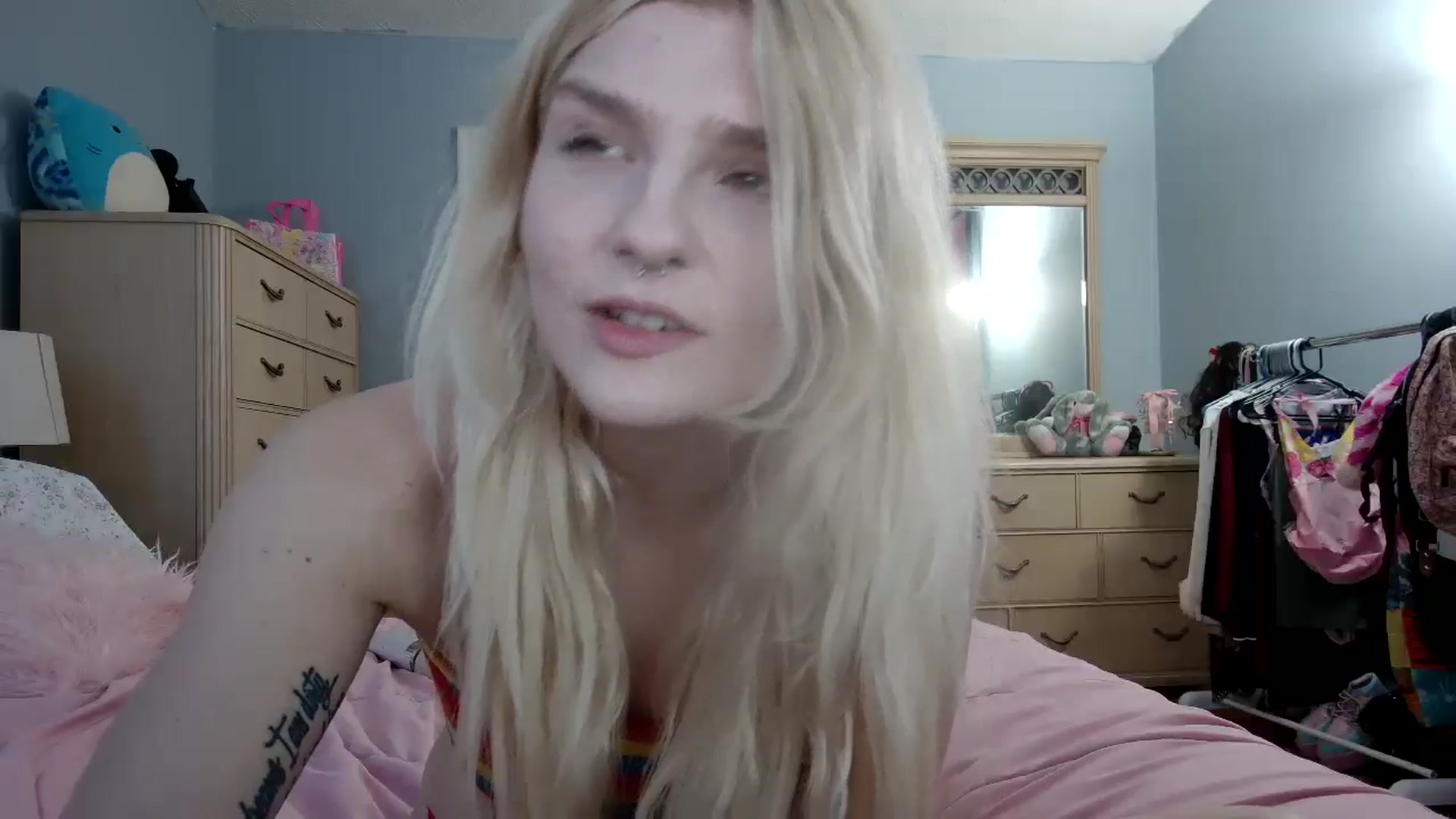 Gallery image thumbnail from DuckChan0's myfreecams stream on, 05/19/2024, 24:02 image 3 of 20