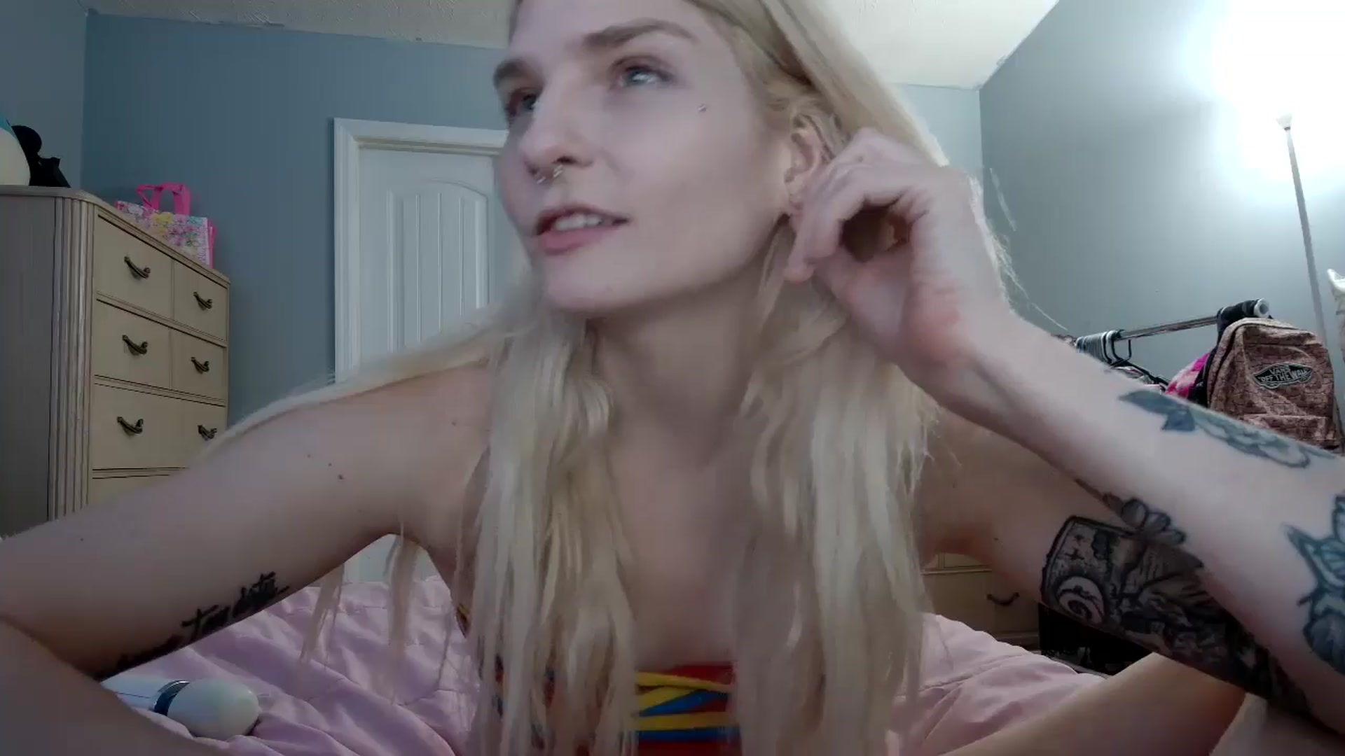 Gallery image thumbnail from DuckChan0's myfreecams stream on, 05/19/2024, 24:02 image 17 of 20