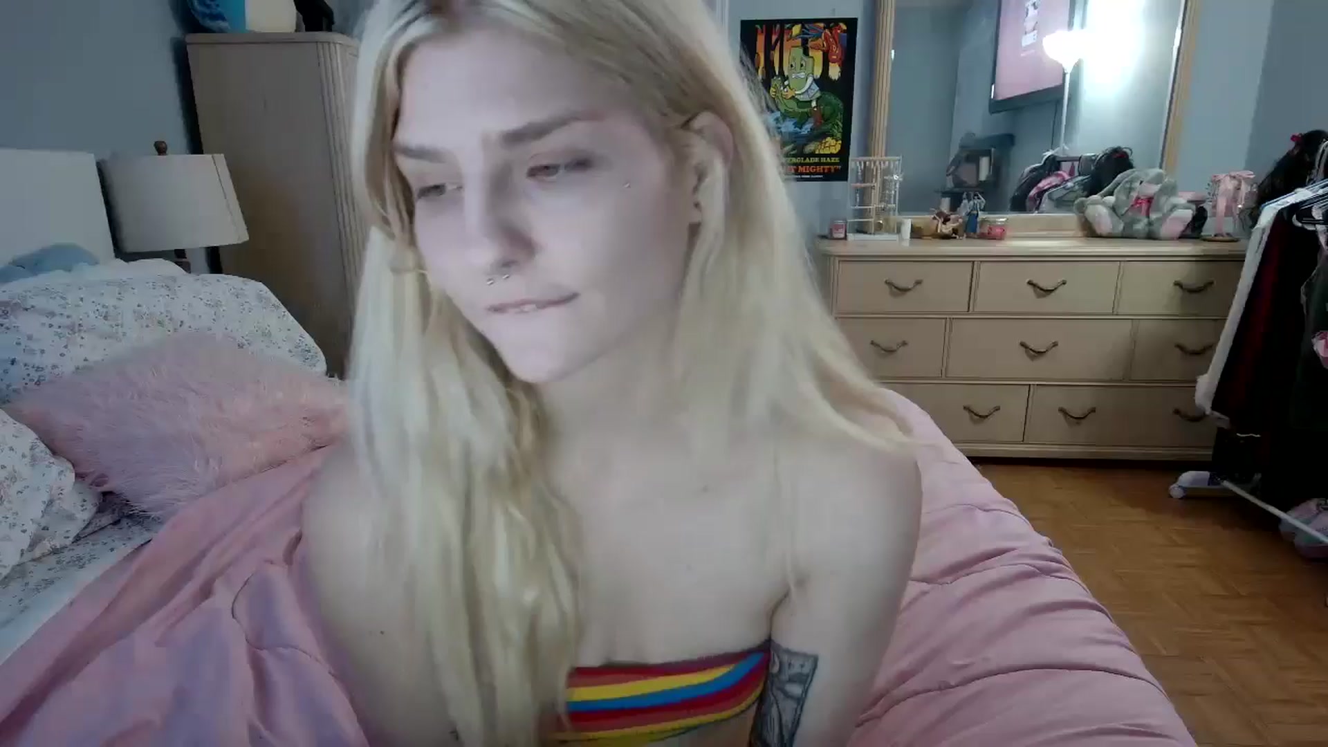 Gallery image thumbnail from DuckChan0's myfreecams stream on, 05/19/2024, 24:18 image 9 of 20