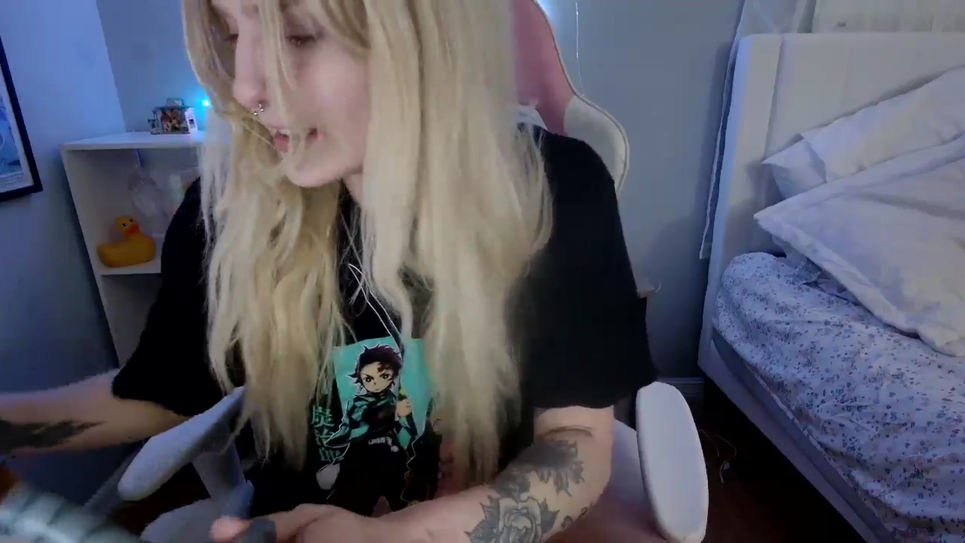 Gallery image thumbnail from DuckChan0's myfreecams stream on, 05/22/2024, 24:00 image 12 of 20