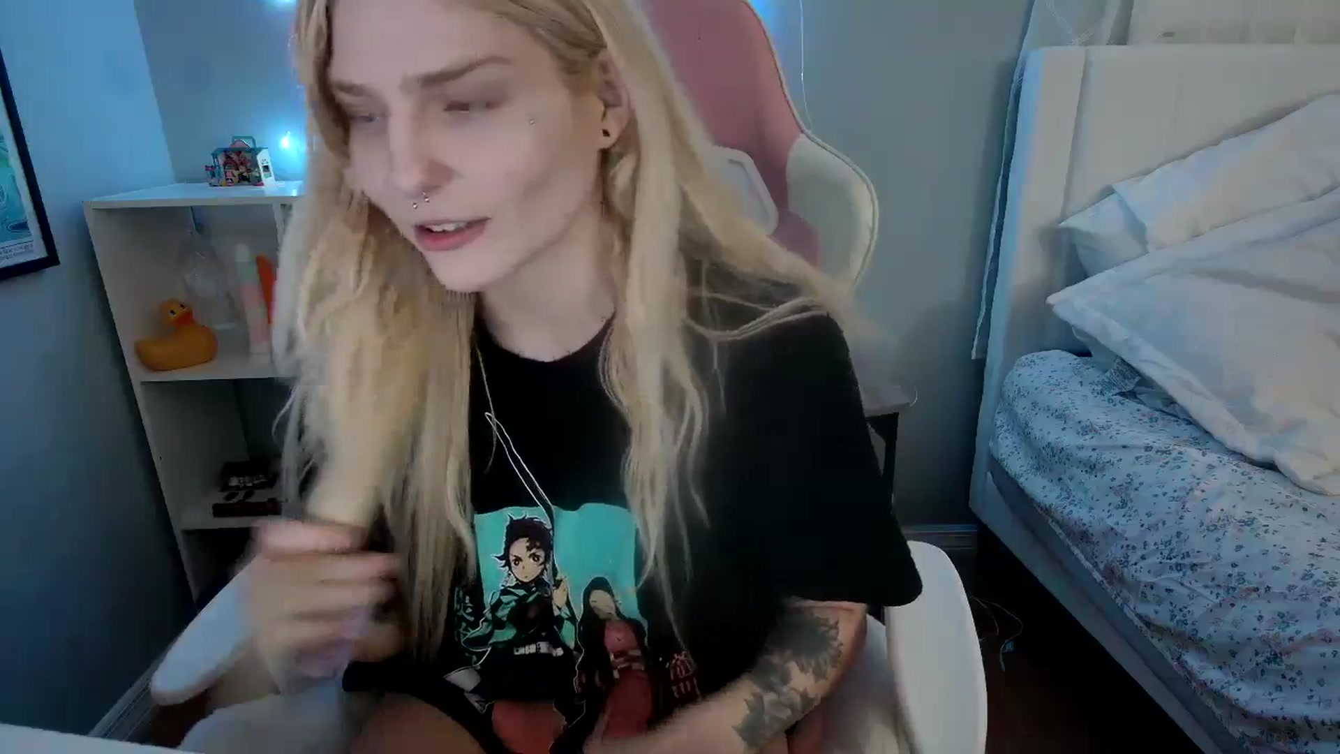 Gallery image thumbnail from DuckChan0's myfreecams stream on, 05/22/2024, 24:00 image 15 of 20