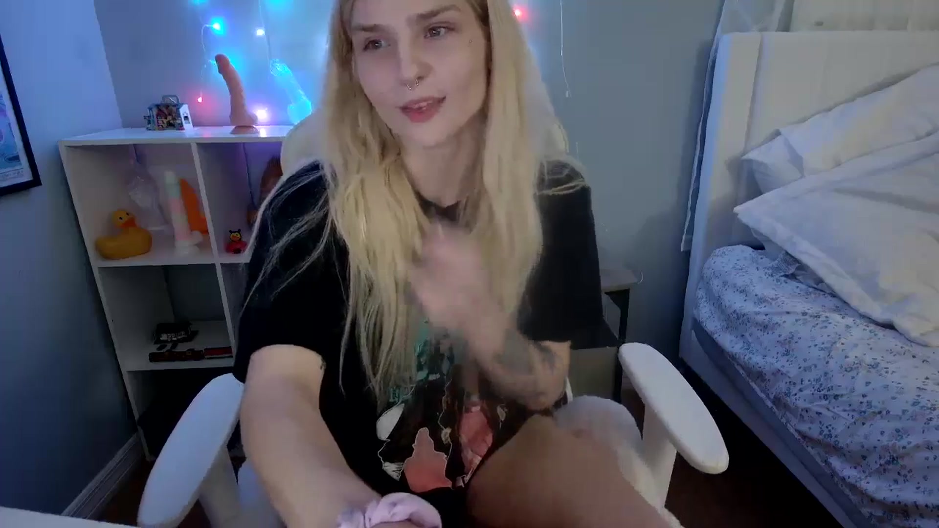Gallery image thumbnail from DuckChan0's myfreecams stream on, 05/22/2024, 24:00 image 16 of 20