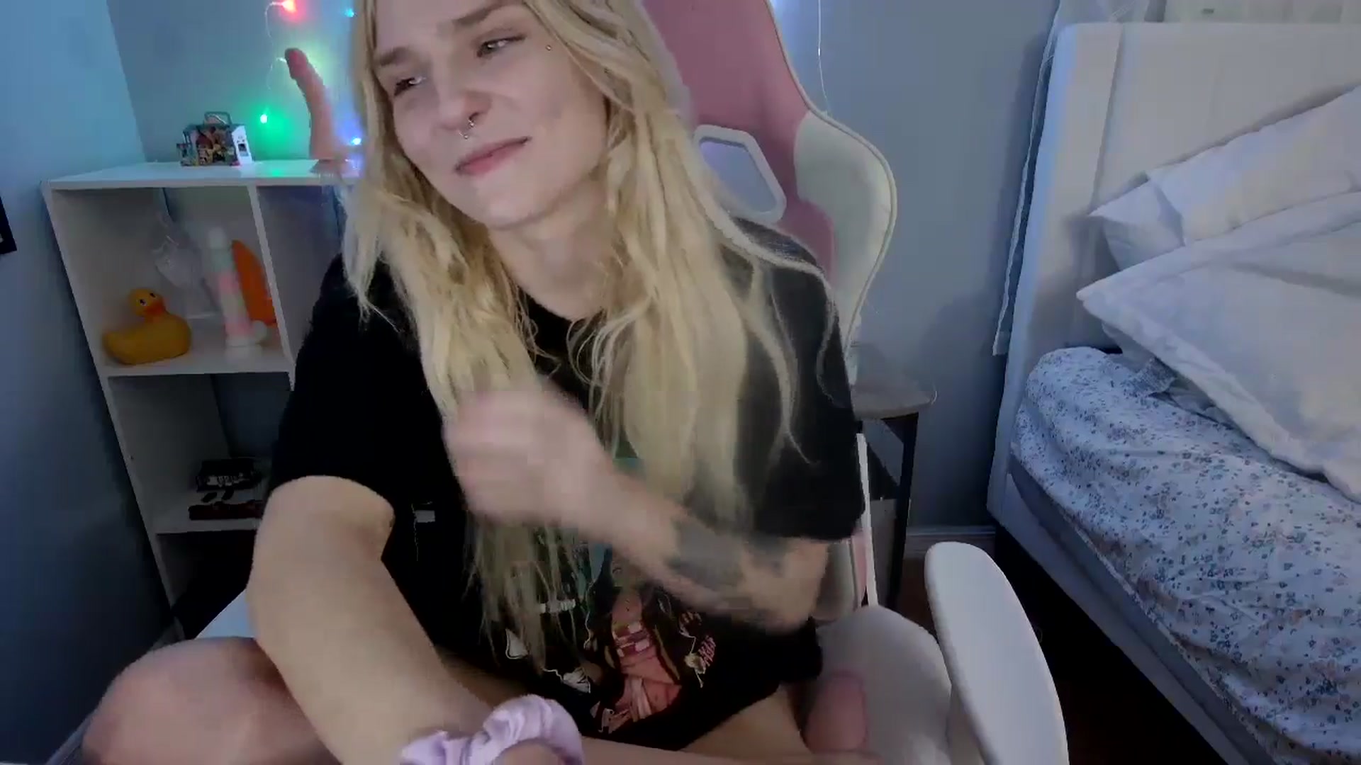 Gallery image thumbnail from DuckChan0's myfreecams stream on, 05/22/2024, 24:00 image 7 of 20