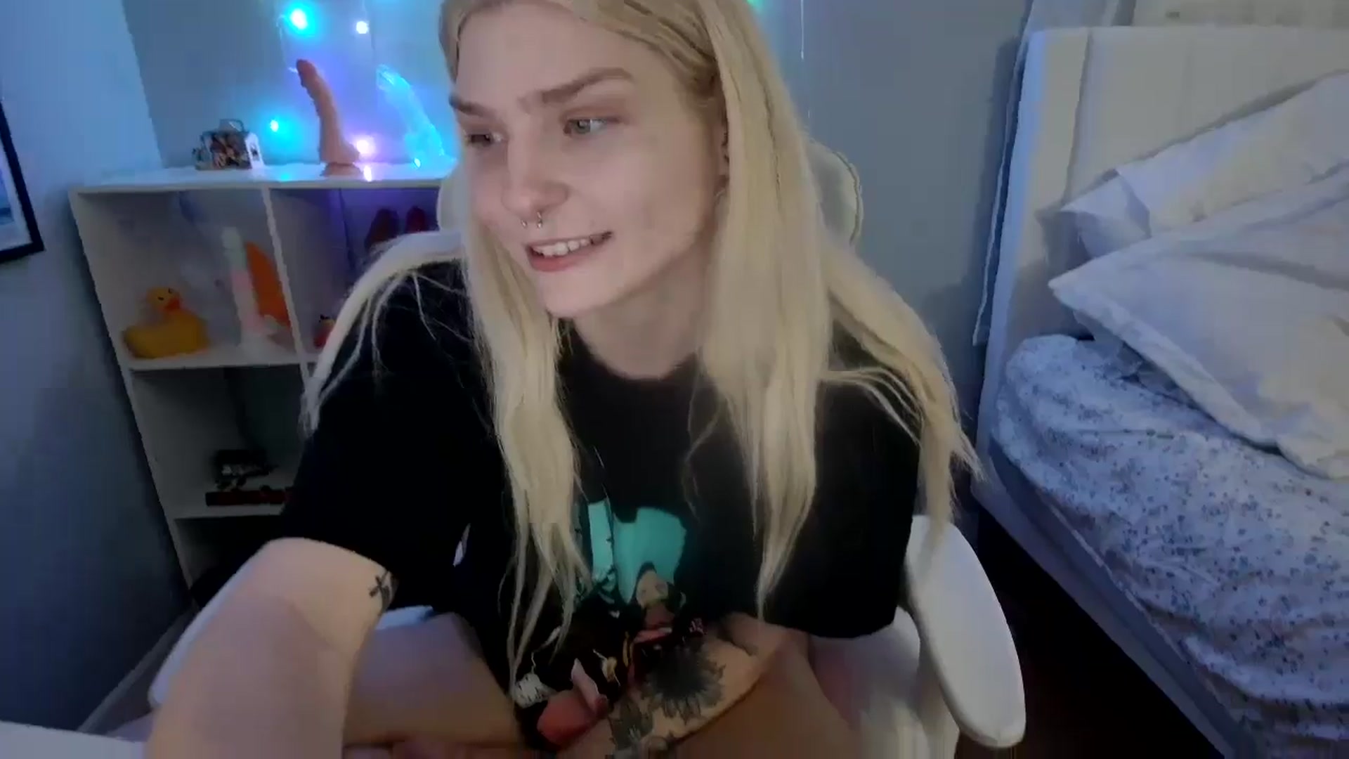 Gallery image thumbnail from DuckChan0's myfreecams stream on, 05/22/2024, 24:00 image 20 of 20