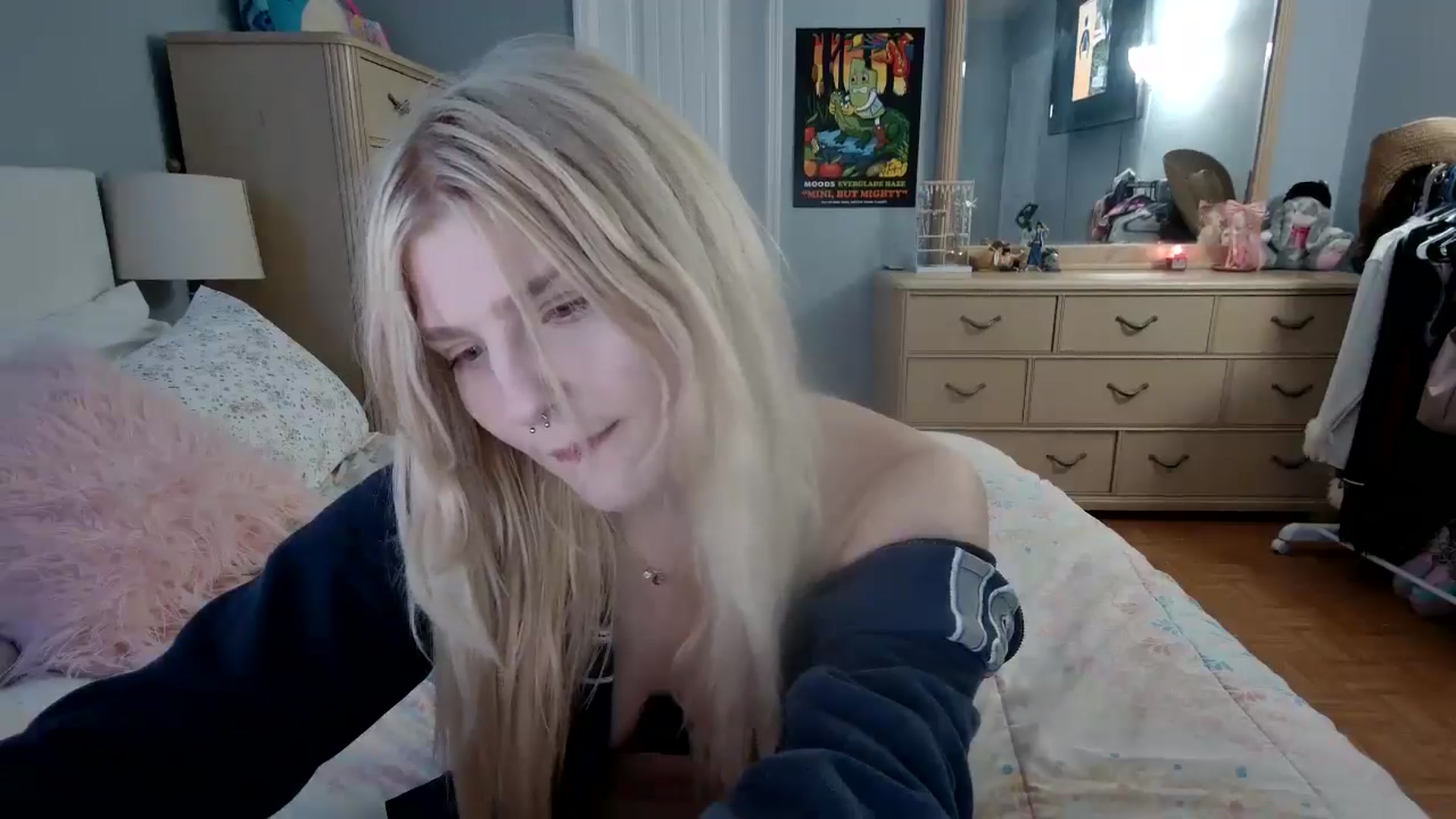 Gallery image thumbnail from DuckChan0's myfreecams stream on, 05/25/2024, 23:16 image 16 of 20