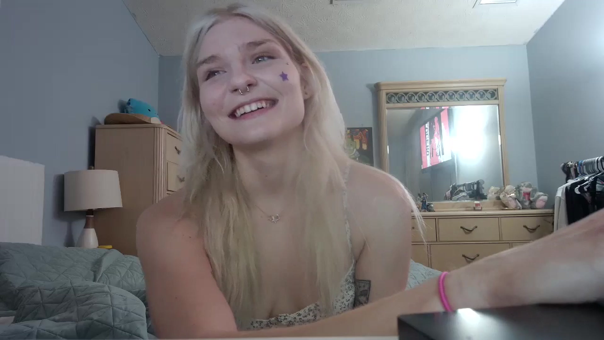 Gallery image thumbnail from DuckChan0's myfreecams stream on, 06/01/2024, 24:42 image 6 of 20