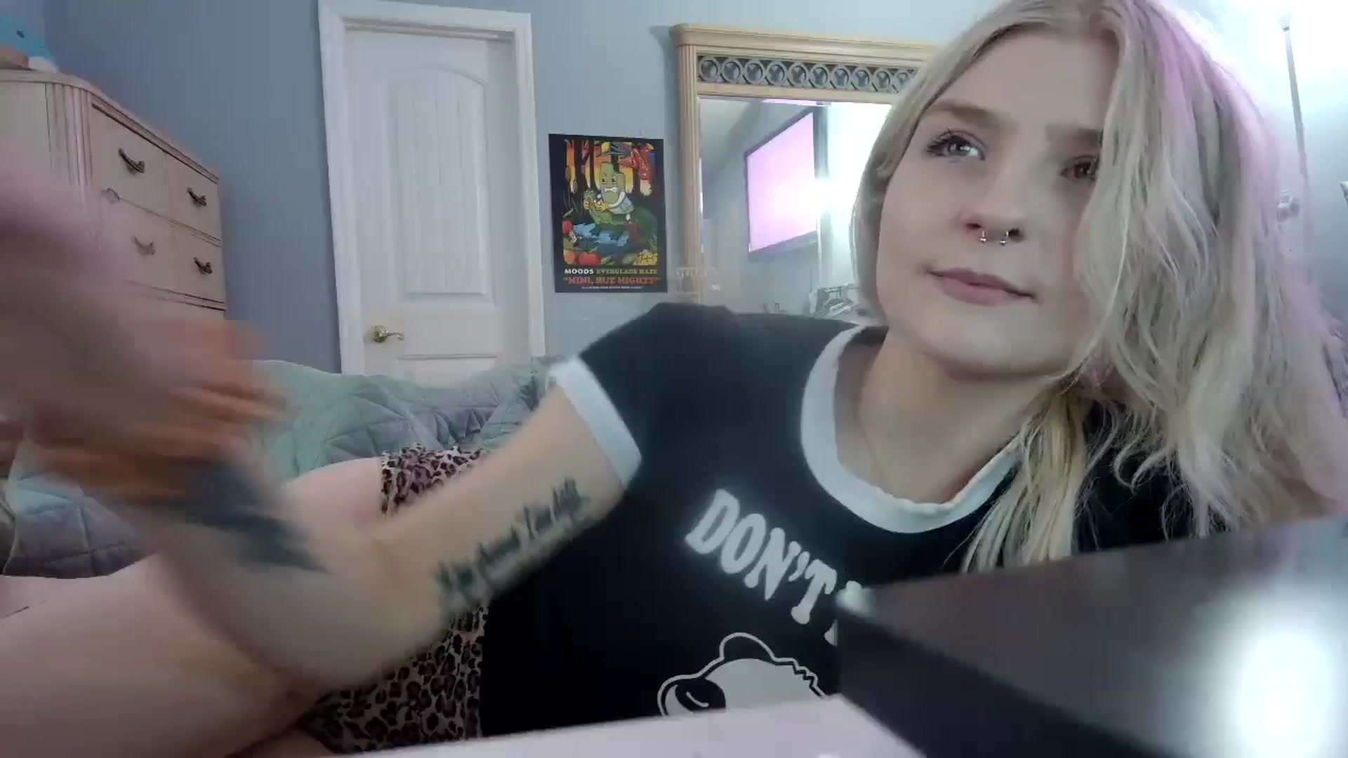 Gallery image thumbnail from DuckChan0's myfreecams stream on, 06/04/2024, 13:38 image 14 of 20