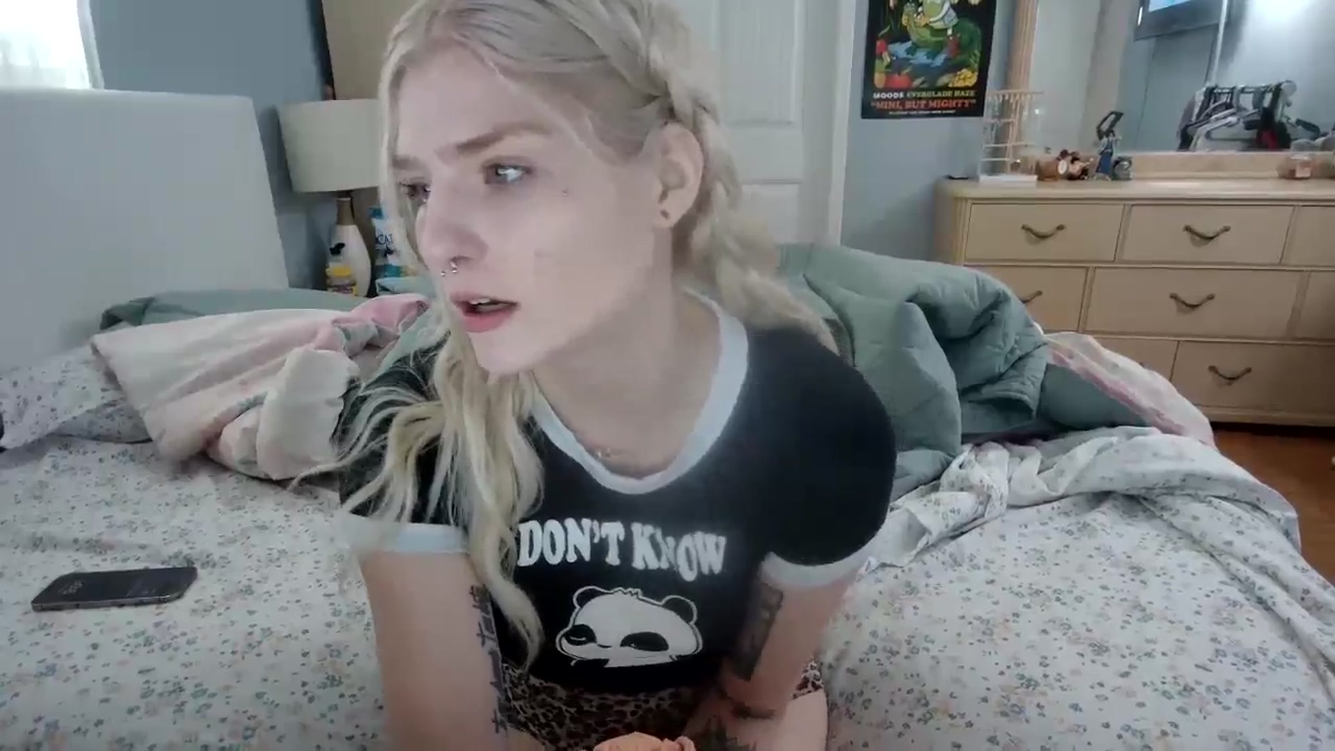 Gallery image thumbnail from DuckChan0's myfreecams stream on, 06/04/2024, 13:38 image 4 of 20