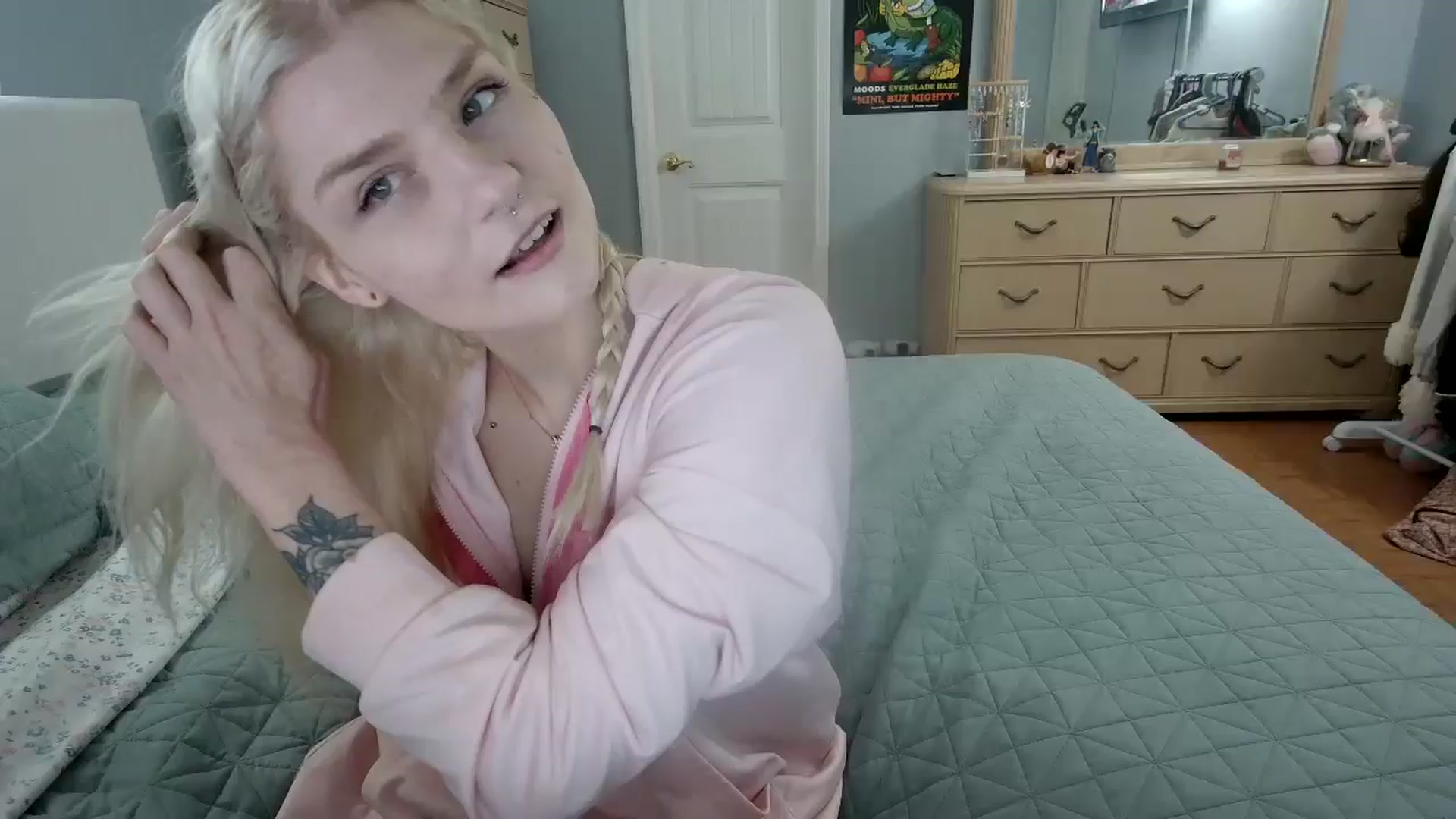 Gallery image thumbnail from DuckChan0's myfreecams stream on, 06/05/2024, 14:47 image 2 of 20