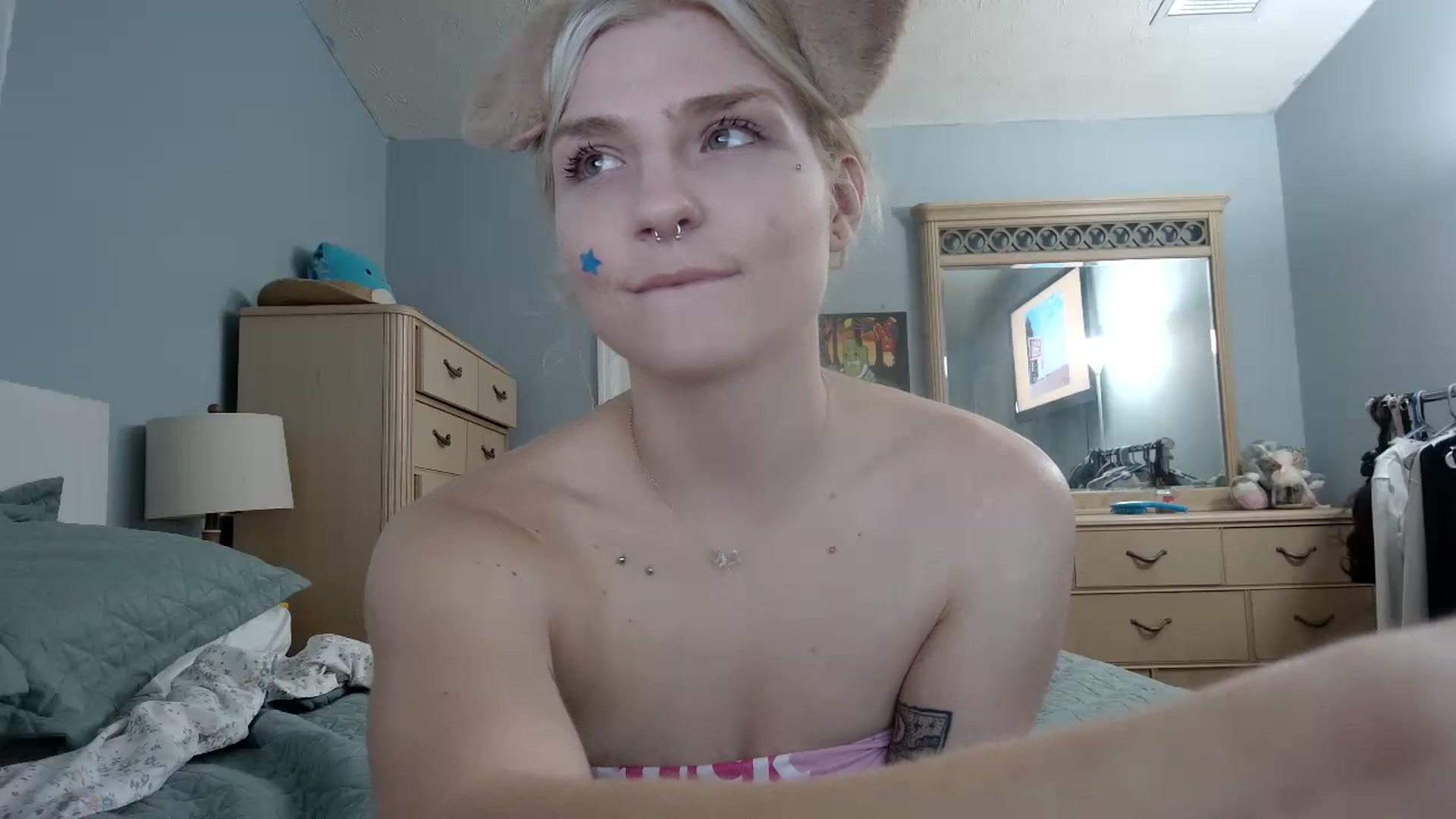 Gallery image thumbnail from DuckChan0's myfreecams stream on, 06/05/2024, 22:49 image 15 of 20