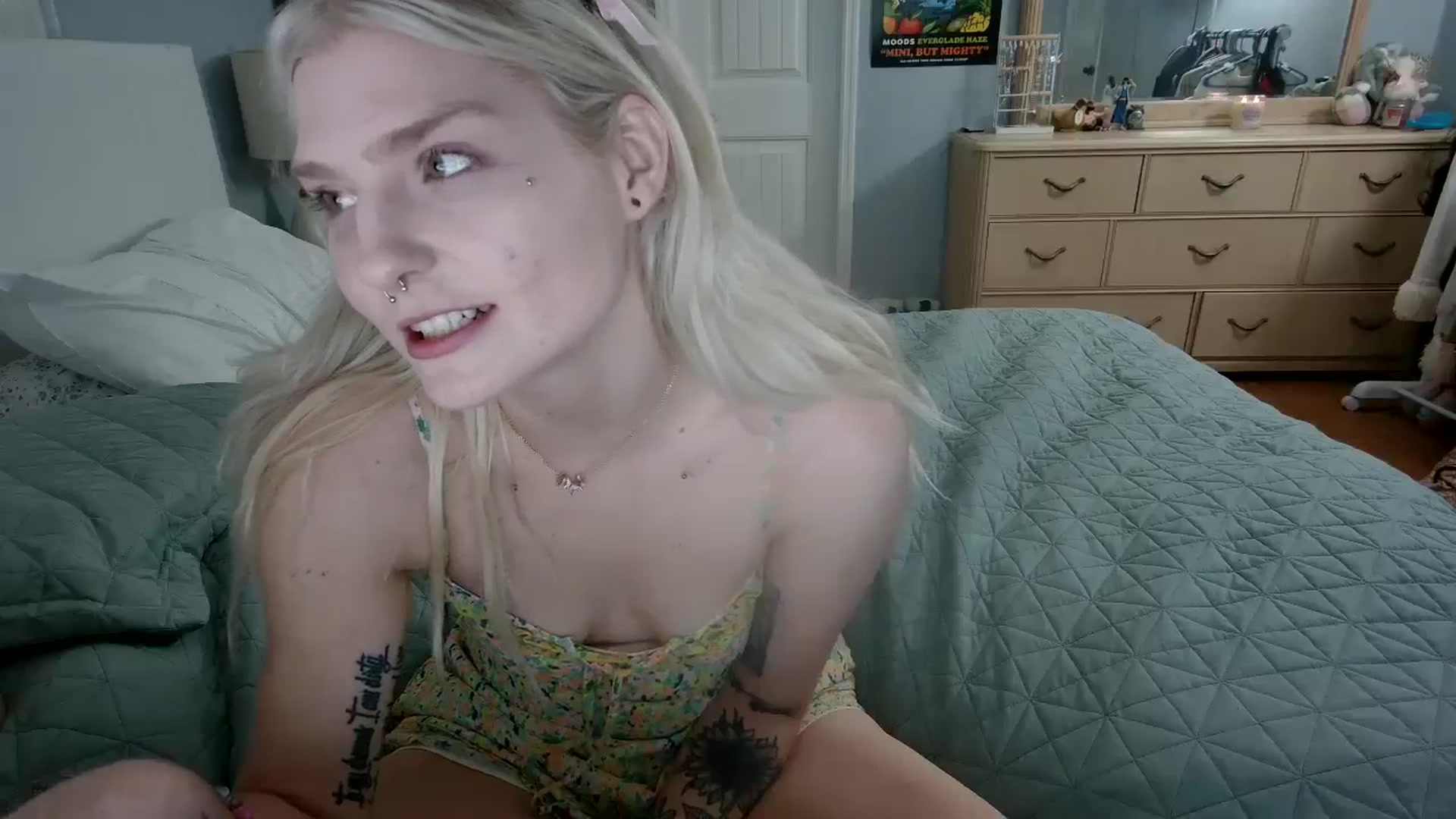 Gallery image thumbnail from DuckChan0's myfreecams stream on, 06/06/2024, 23:25 image 12 of 20