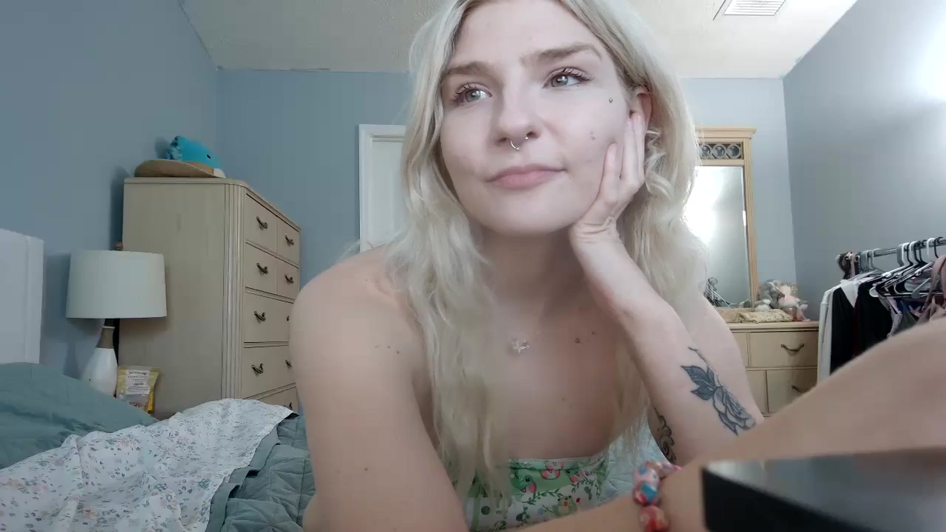 Gallery image thumbnail from DuckChan0's myfreecams stream on, 06/07/2024, 16:42 image 17 of 20