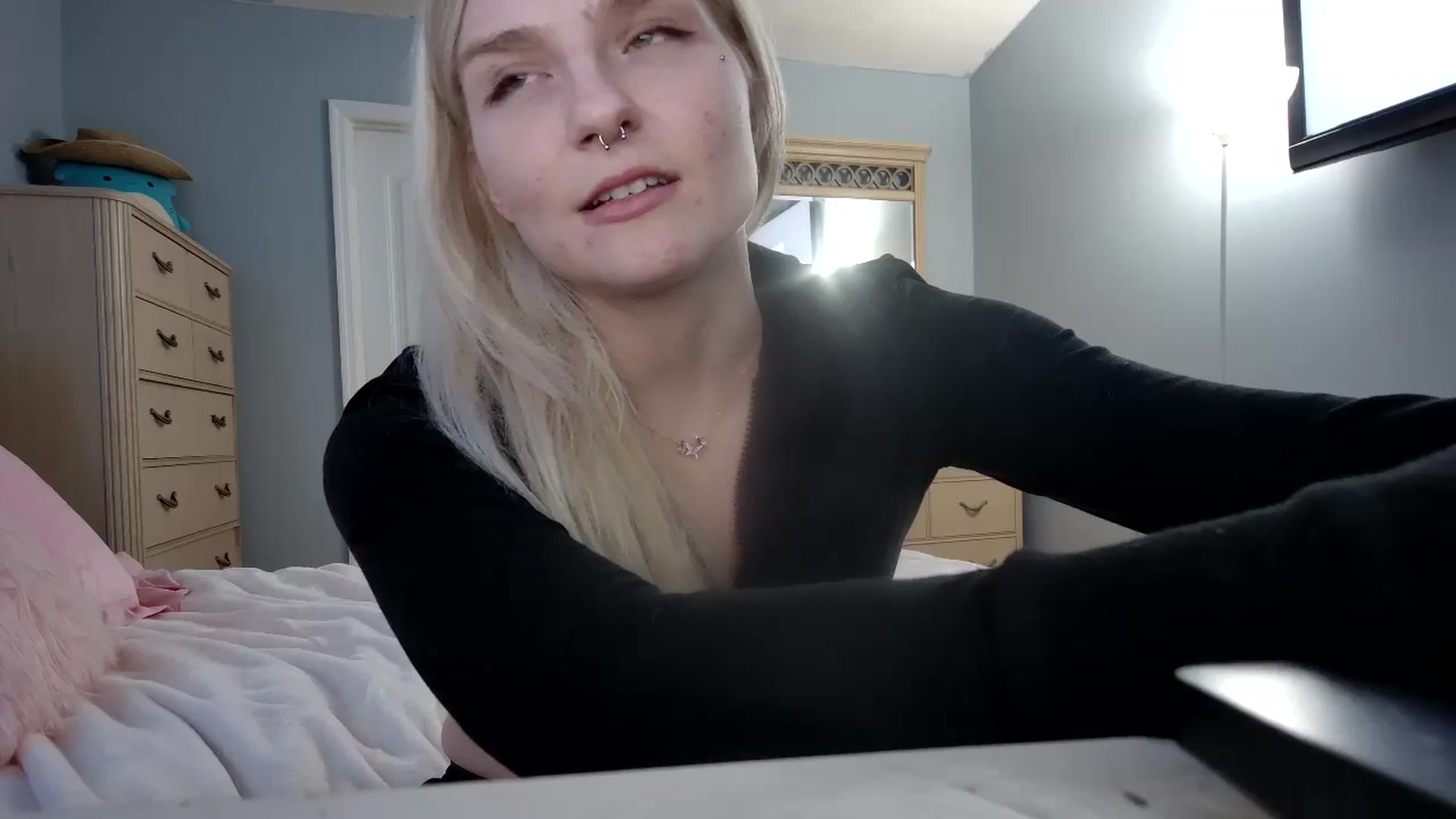 Gallery image thumbnail from DuckChan0's myfreecams stream on, 06/10/2024, 01:06 image 18 of 20