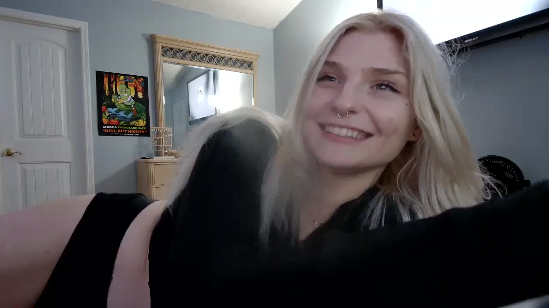 Gallery image thumbnail from DuckChan0's myfreecams stream on, 06/10/2024, 01:06 image 13 of 20