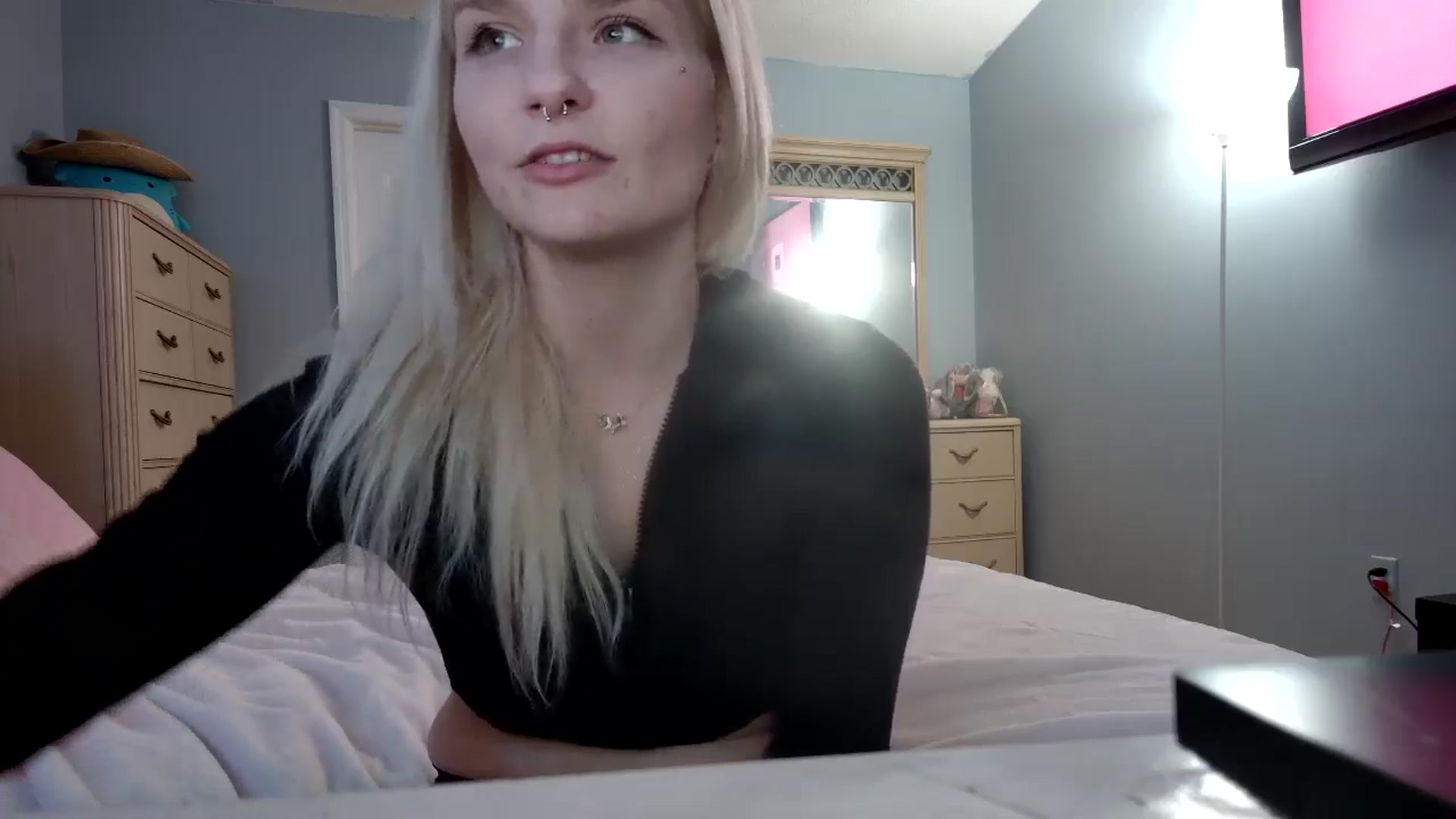 Gallery image thumbnail from DuckChan0's myfreecams stream on, 06/10/2024, 01:06 image 19 of 20
