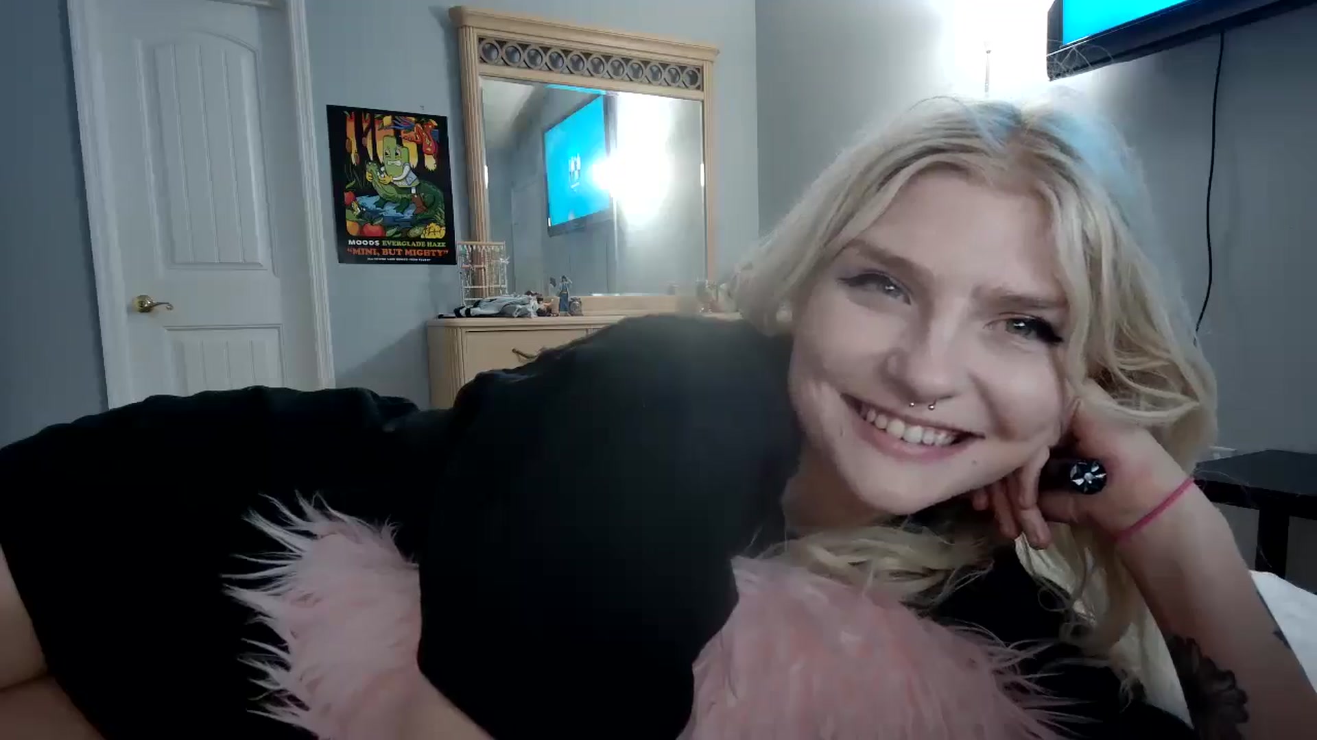 Gallery image thumbnail from DuckChan0's myfreecams stream on, 06/10/2024, 22:25 image 19 of 20