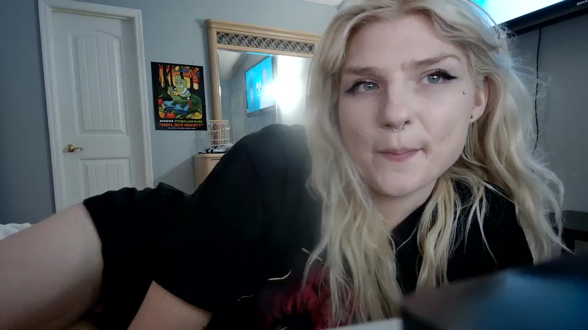 Gallery image thumbnail from DuckChan0's myfreecams stream on, 06/10/2024, 22:25 image 17 of 20