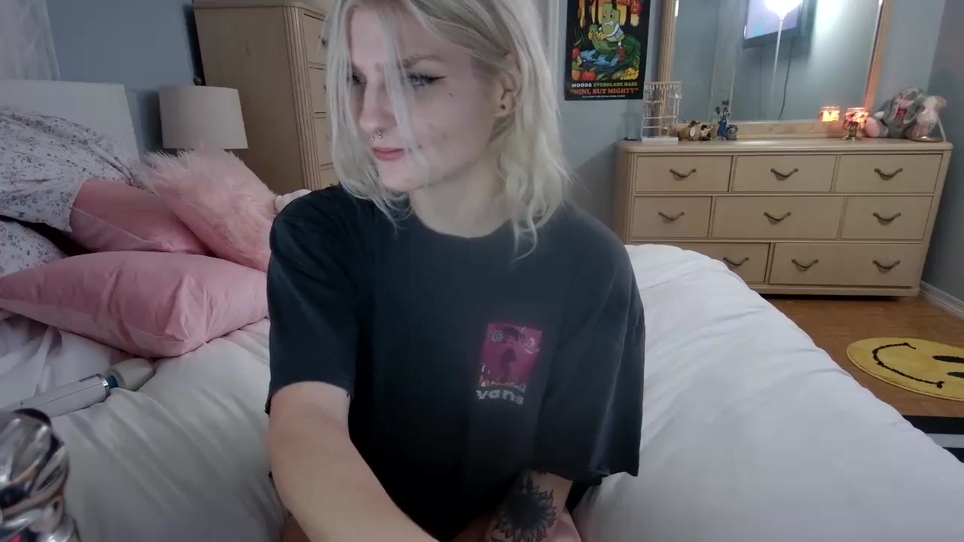 Gallery image thumbnail from DuckChan0's myfreecams stream on, 06/14/2024, 24:21 image 18 of 20
