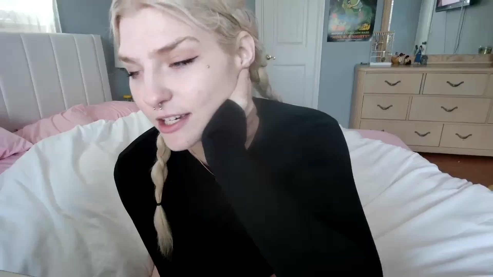 Gallery image thumbnail from DuckChan0's myfreecams stream on, 06/14/2024, 13:45 image 19 of 20