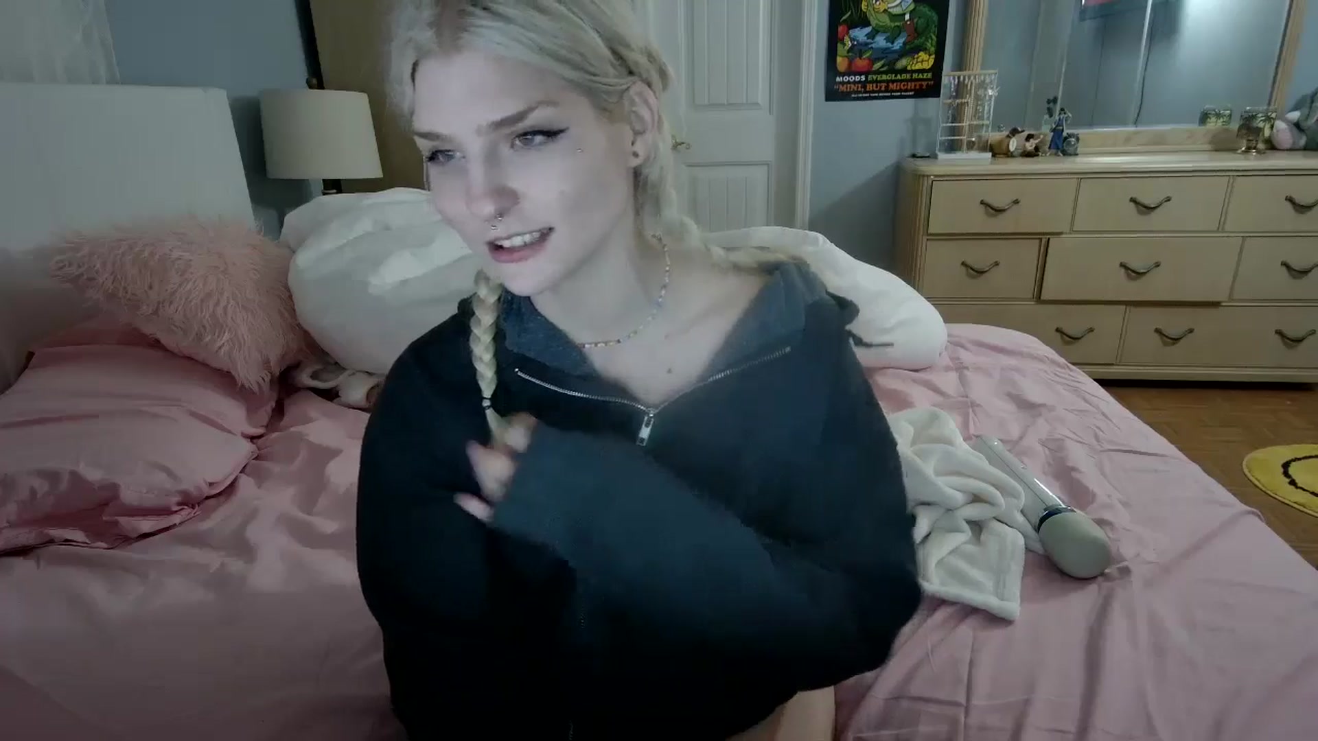 Gallery image thumbnail from DuckChan0's myfreecams stream on, 06/15/2024, 01:08 image 3 of 20